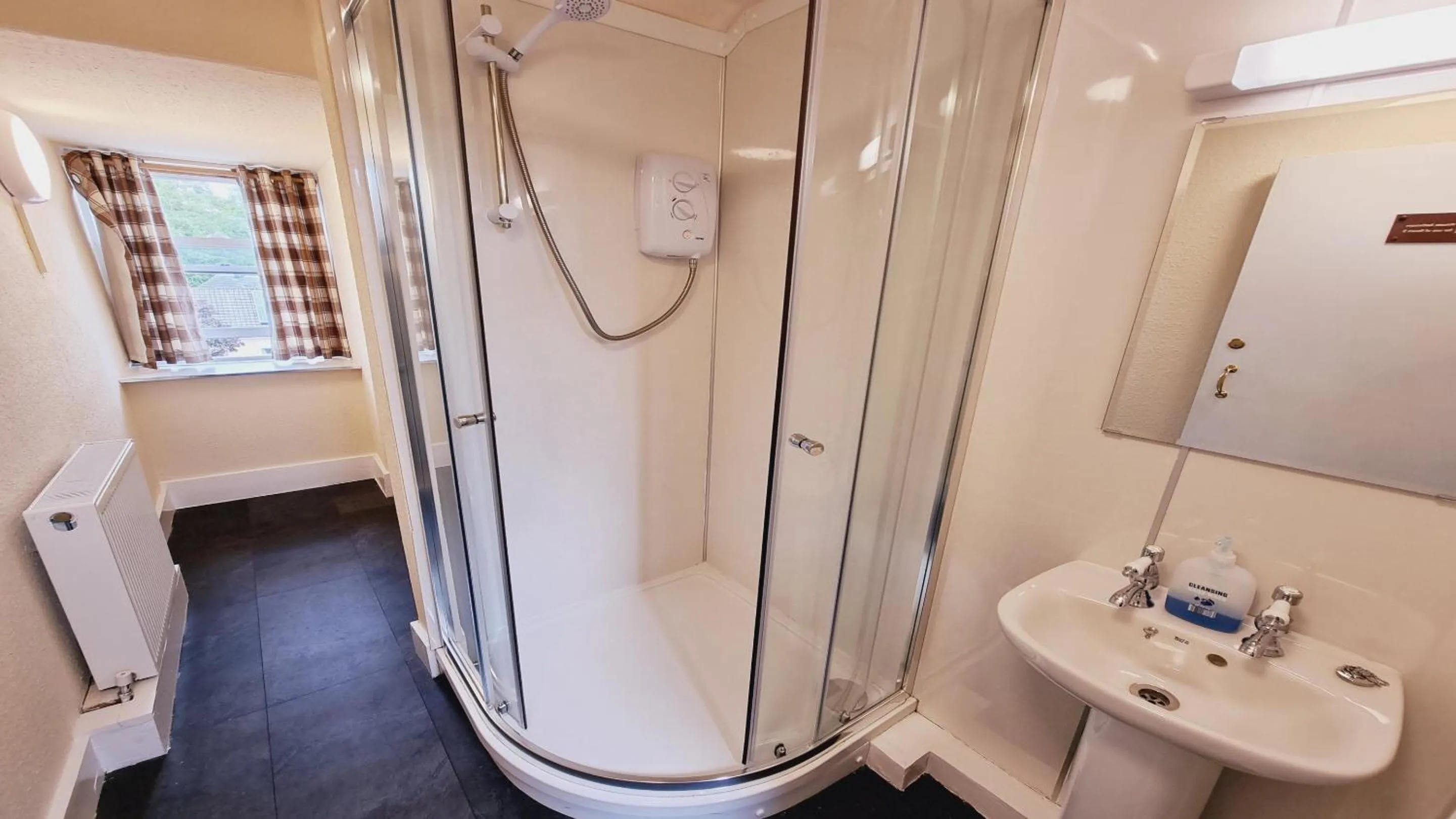 Bathroom in Roy Bridge Hotel