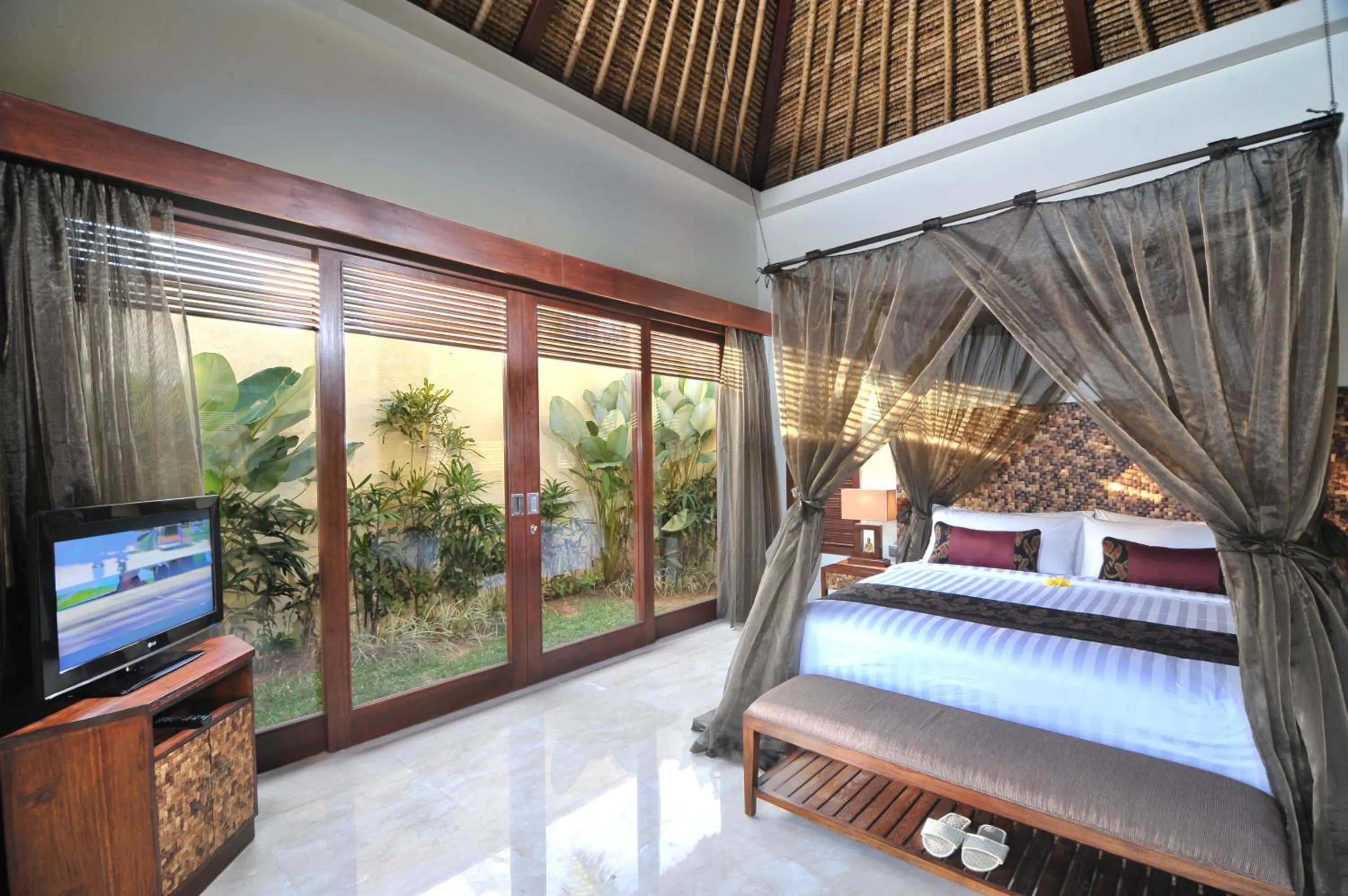 Photo of the whole room, Bed in Mahagiri Villas & Spa Dreamland