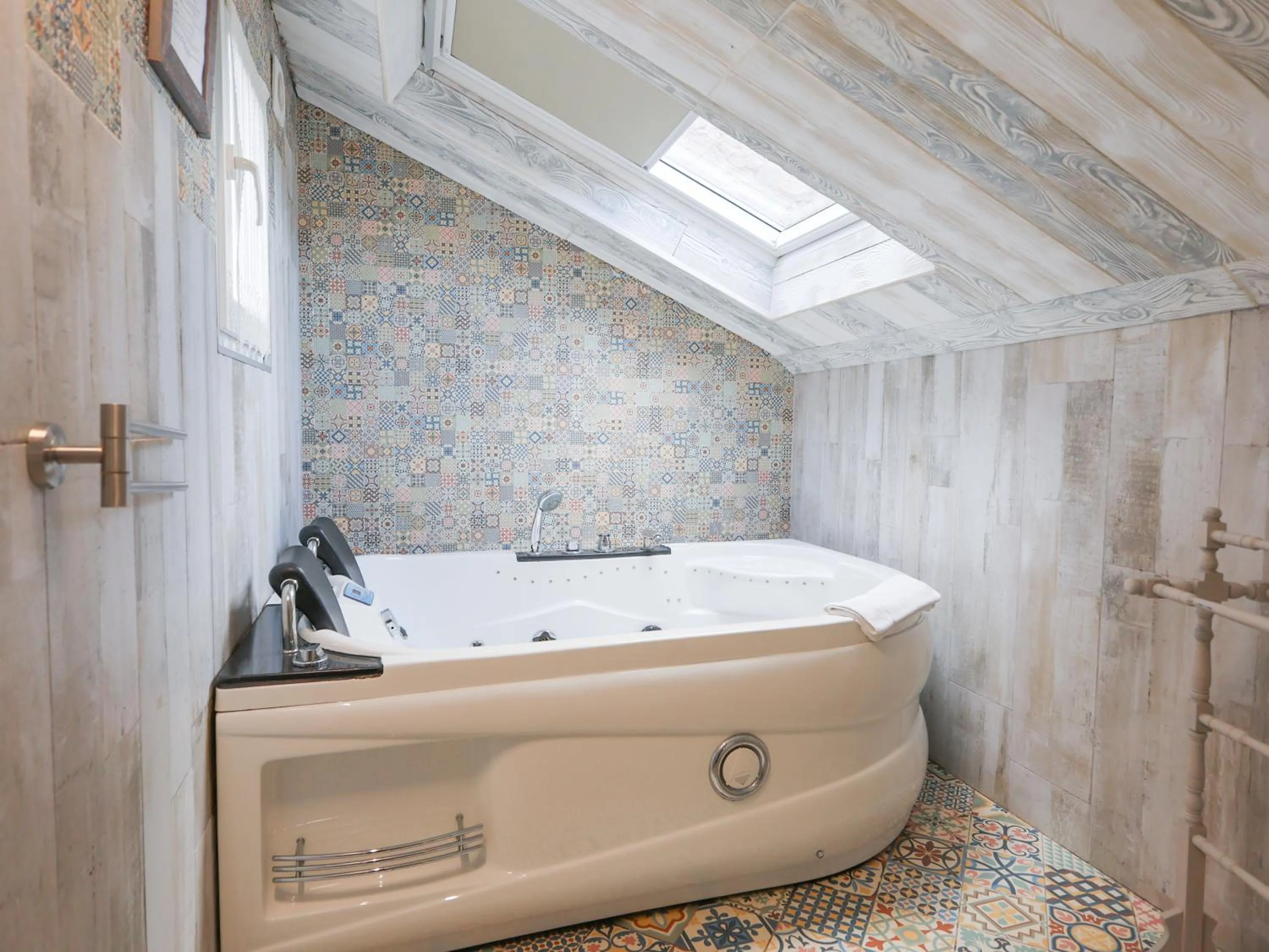 Spa and wellness centre/facilities in Akla Suites con Jacuzzi Santillana