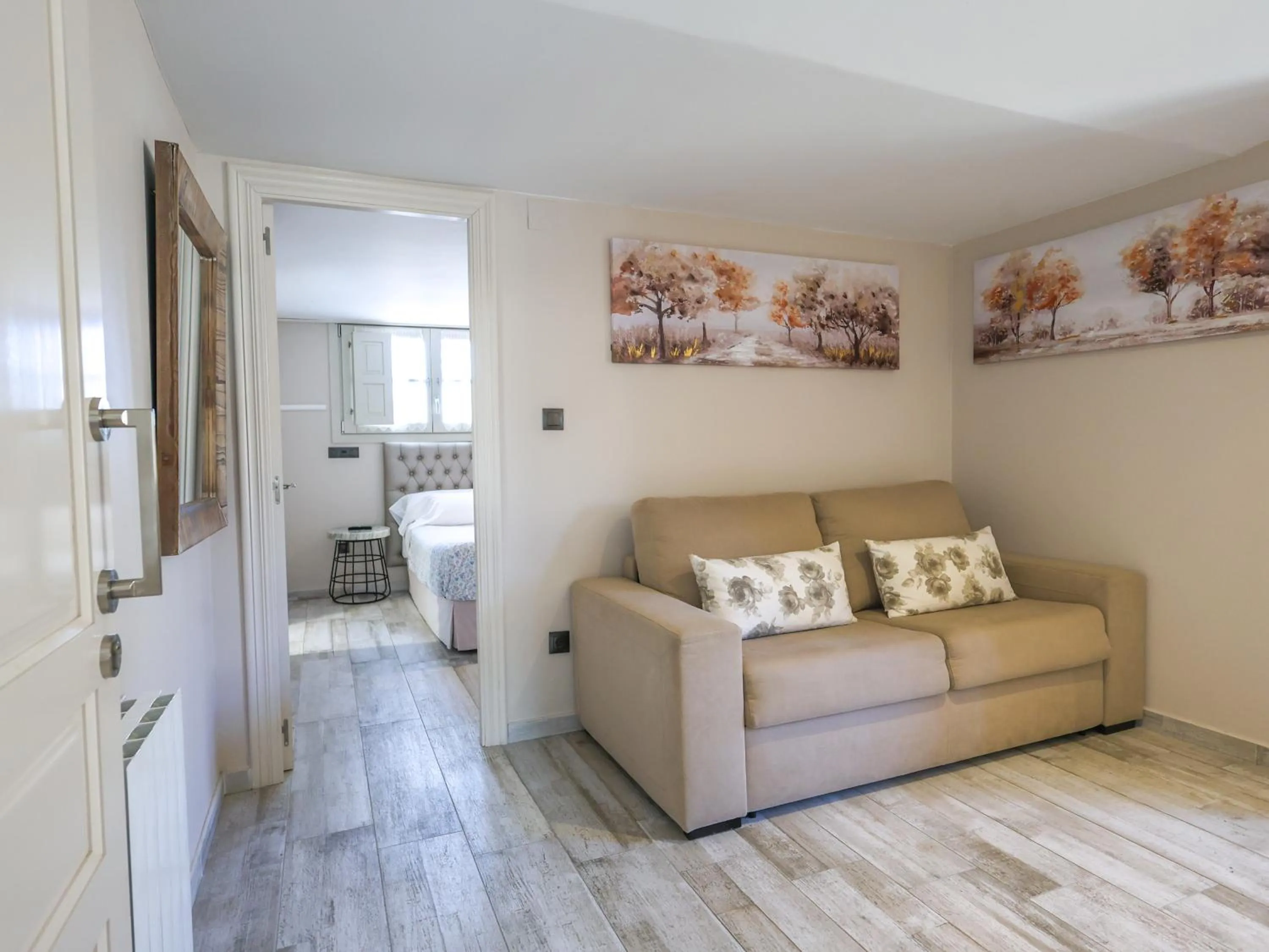 Living room in Akla Suites con Jacuzzi Santillana