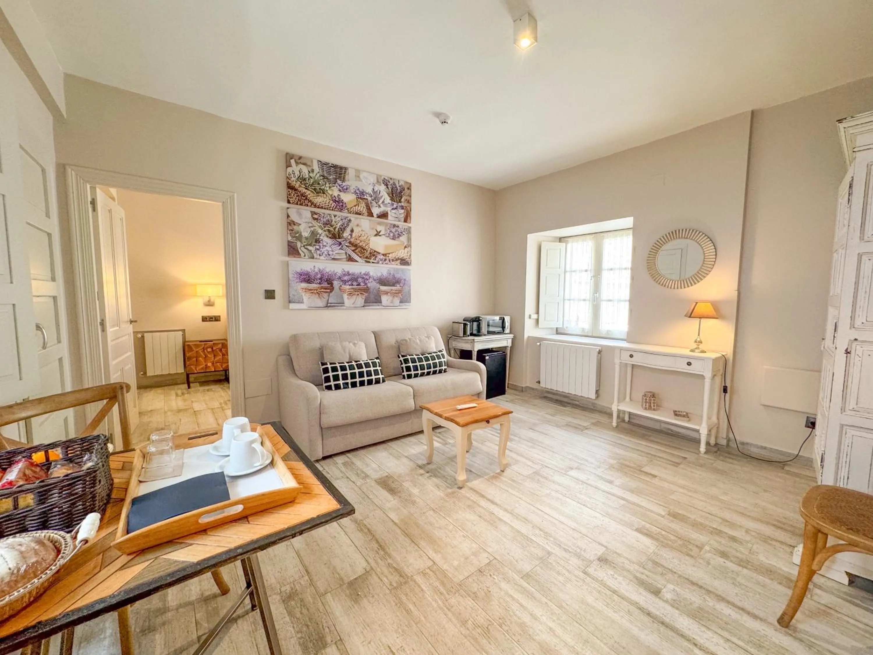 Living room in Akla Suites con Jacuzzi Santillana