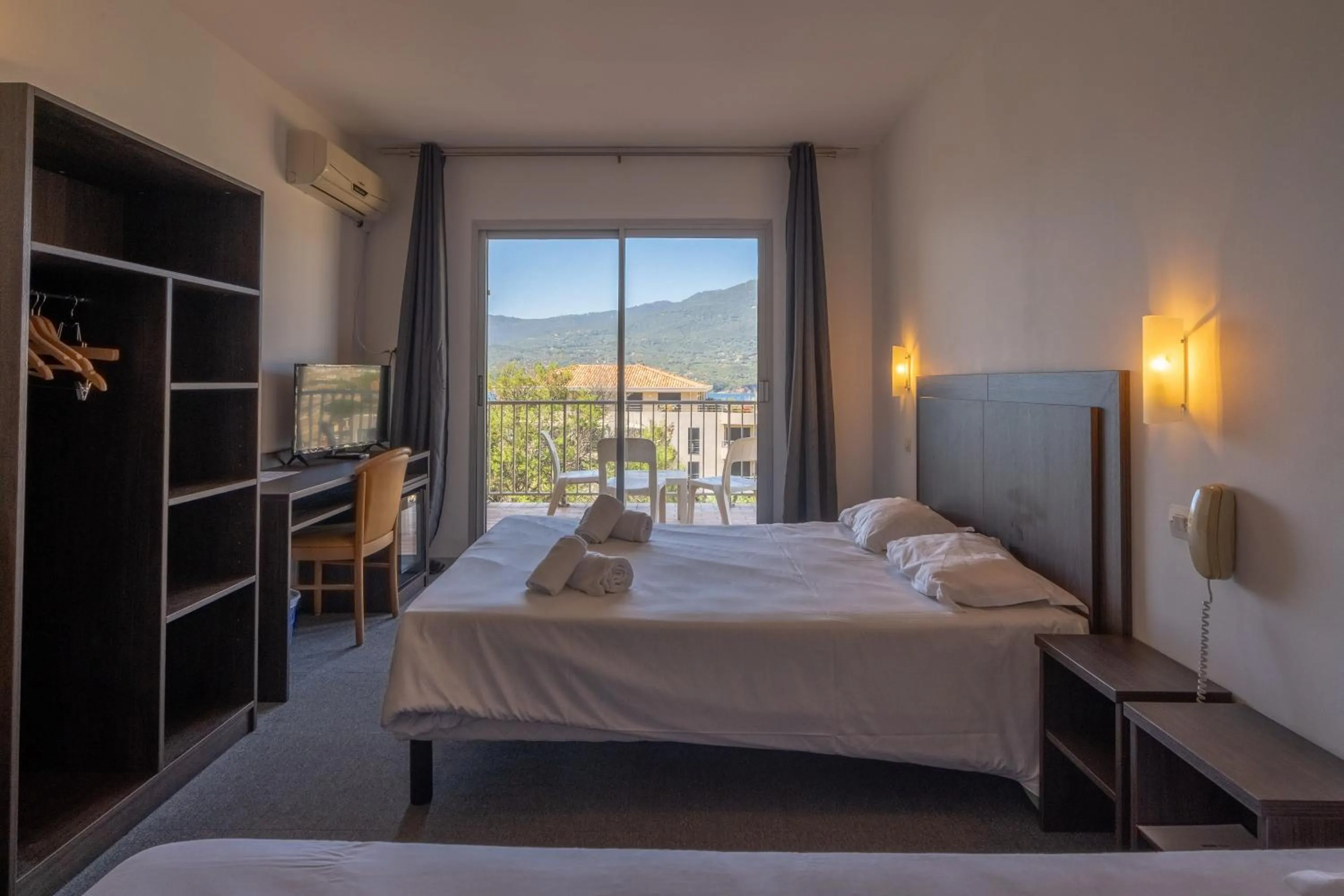 Bed in Hotel Hibiscus