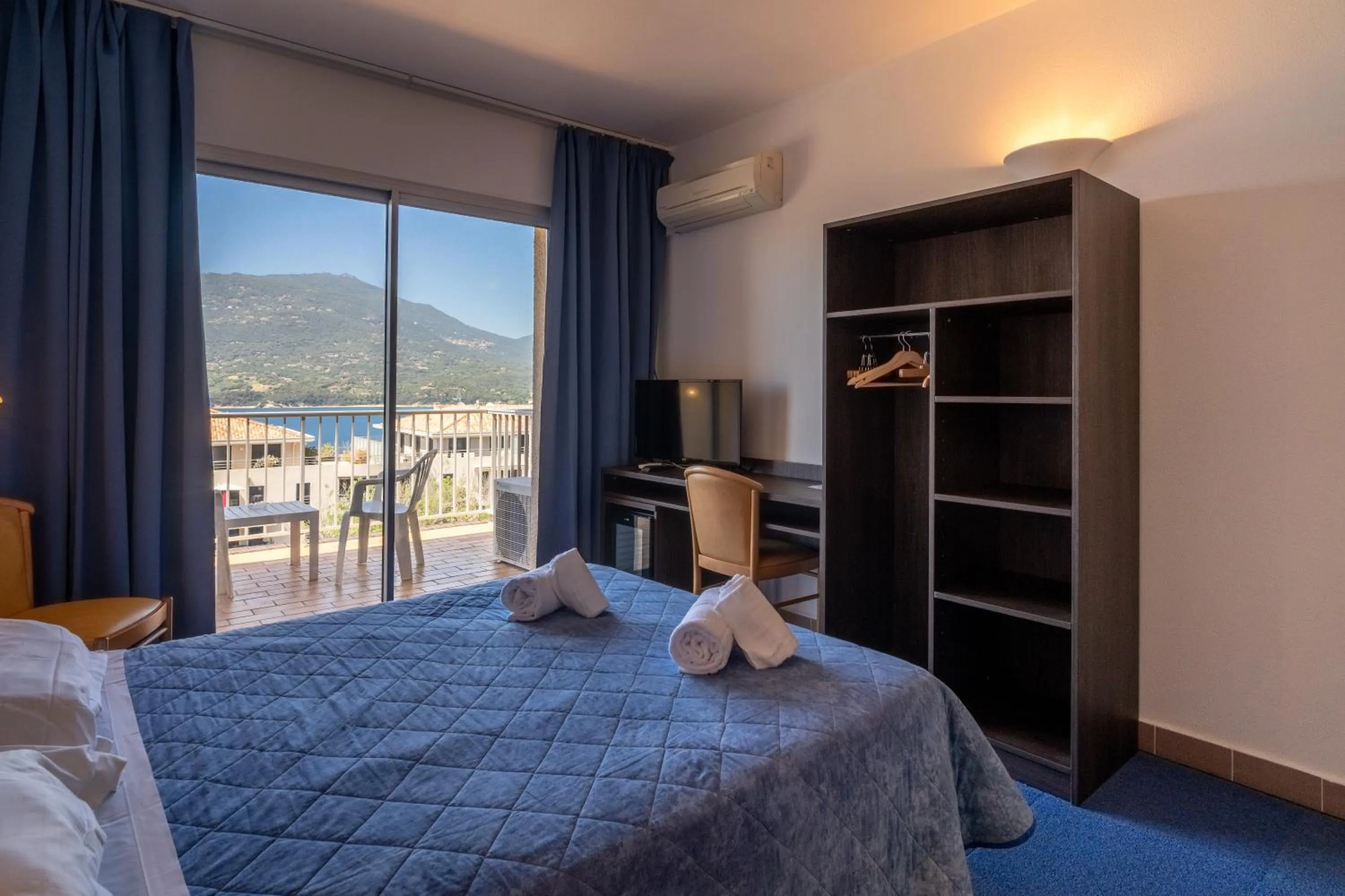 Bed in Hotel Hibiscus