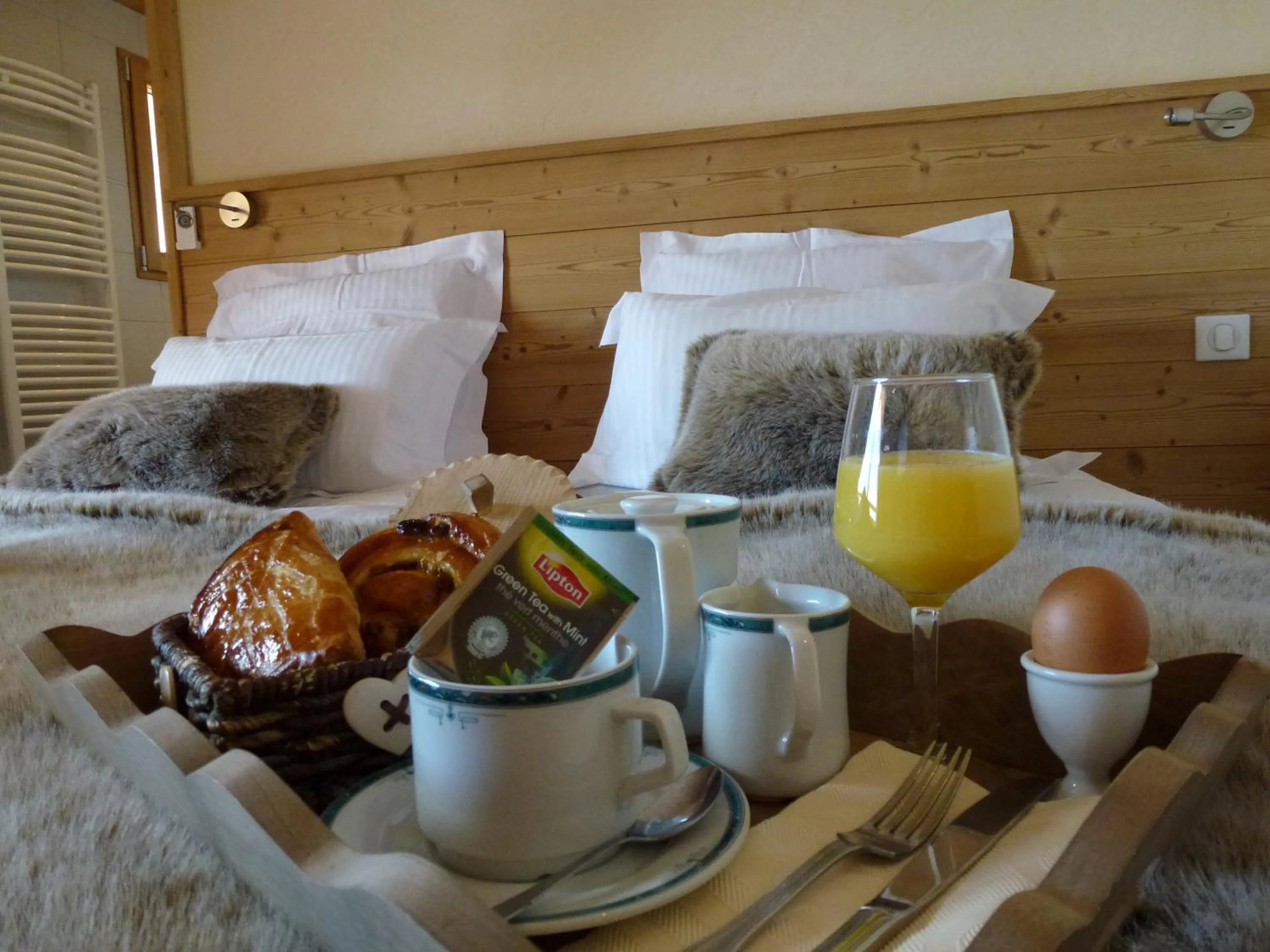 Bedroom, Bed in Hôtel Restaurant "Les Sapins" Wellness & Gourmet