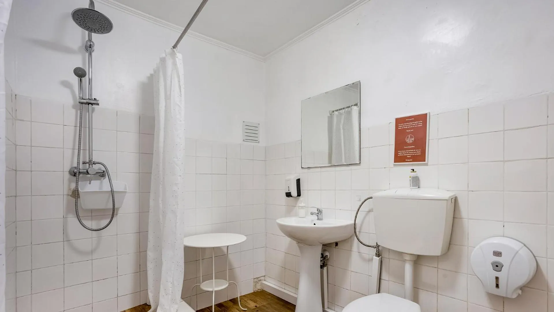 Shower in Hostel Casa d'Alagoa