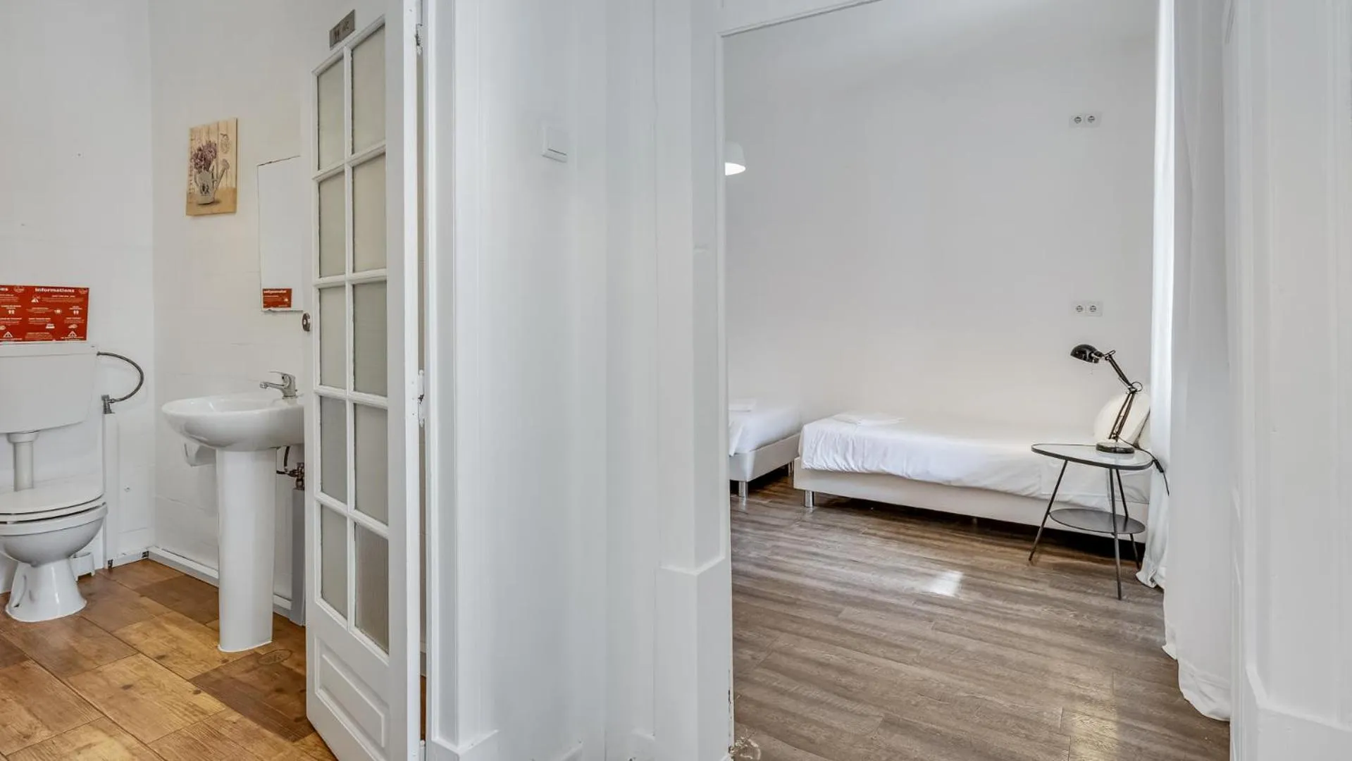 Bathroom, Bed in Hostel Casa d'Alagoa