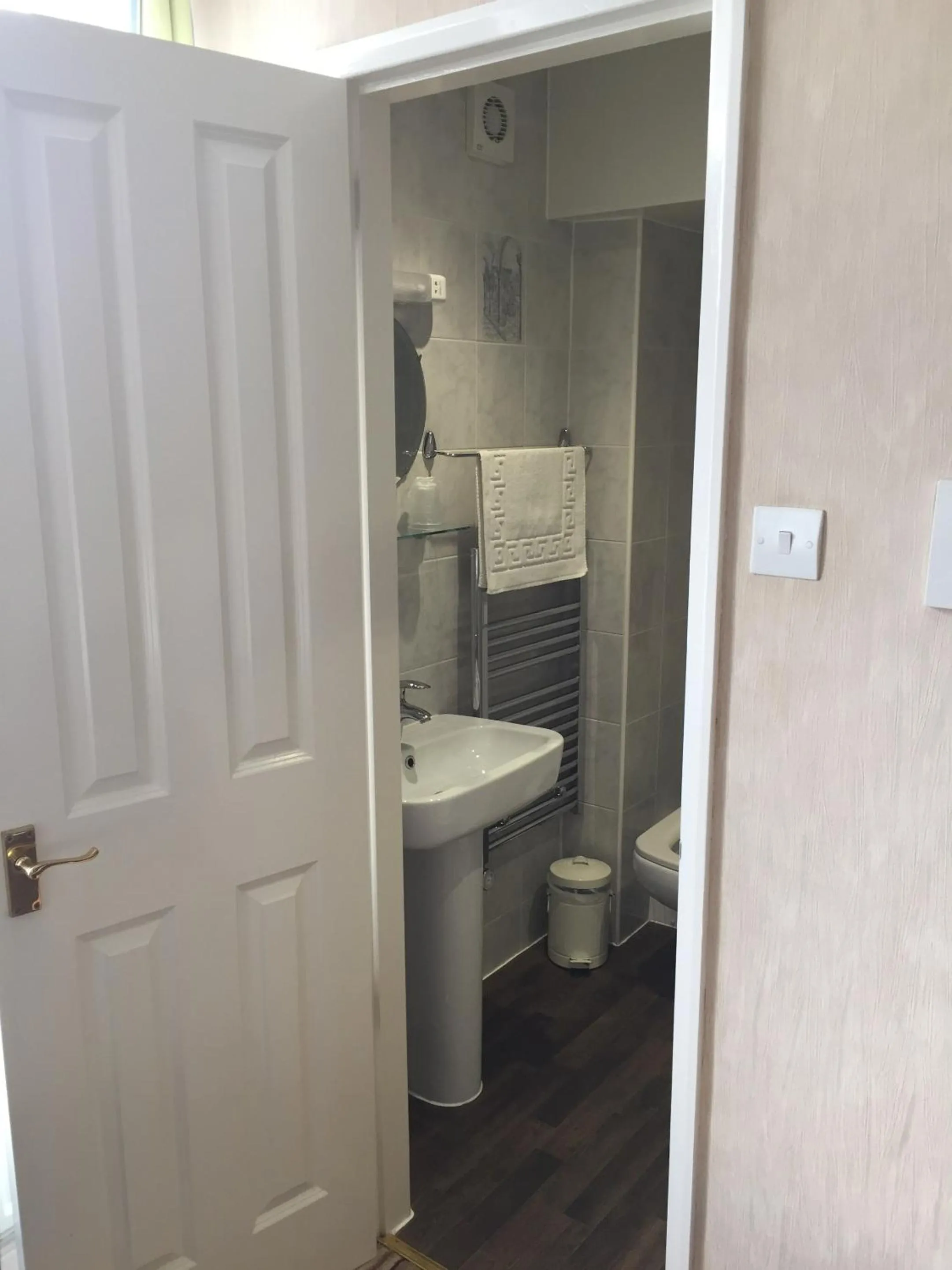 Twin Room with Private Bathroom in The Leeway
