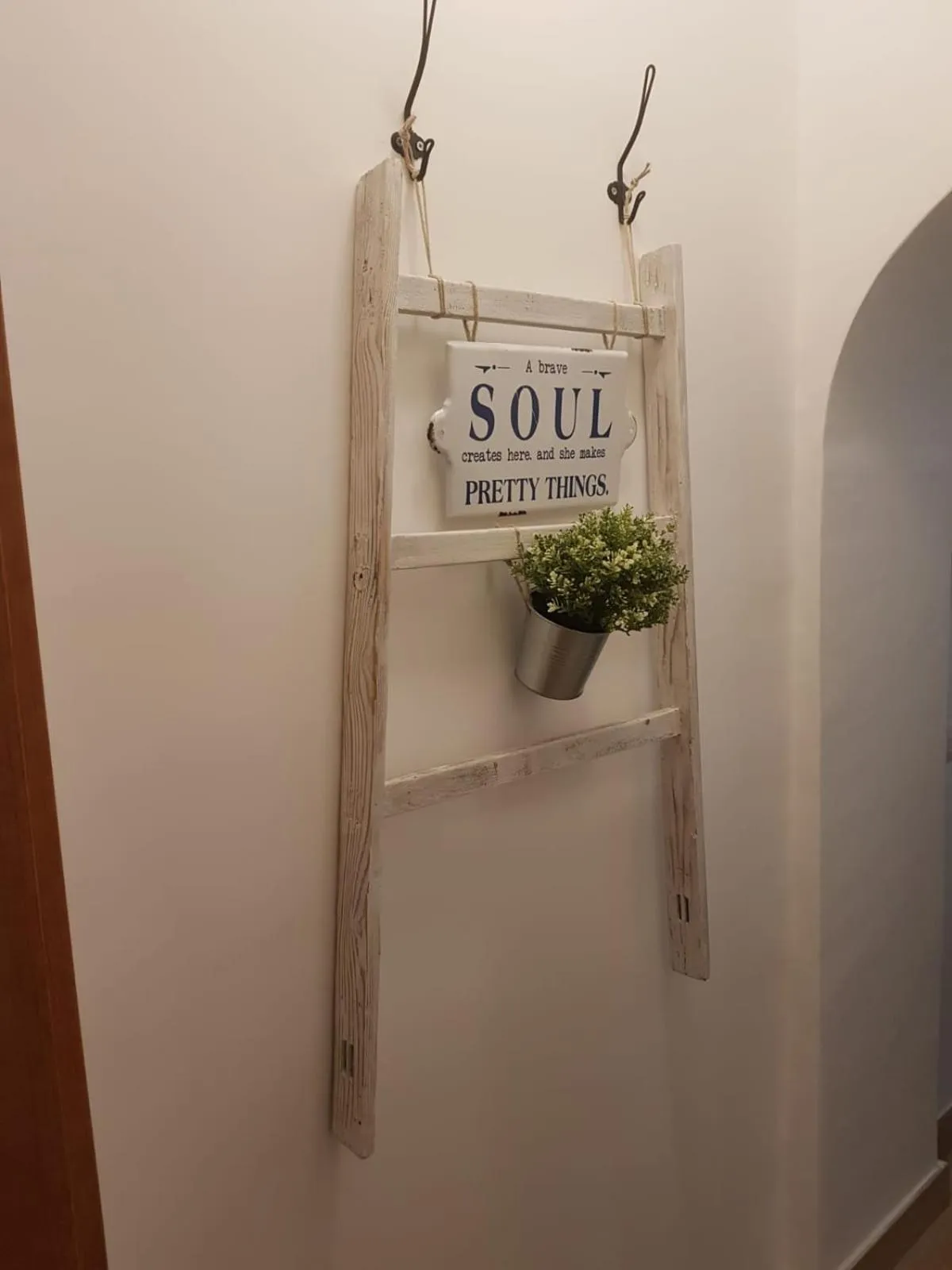 Decorative detail in Hercules House - Il riposo degli Eroi