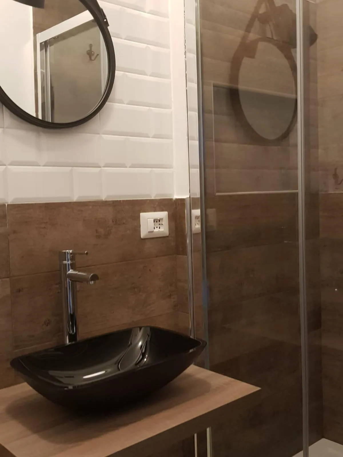 Decorative detail in Hercules House - Il riposo degli Eroi