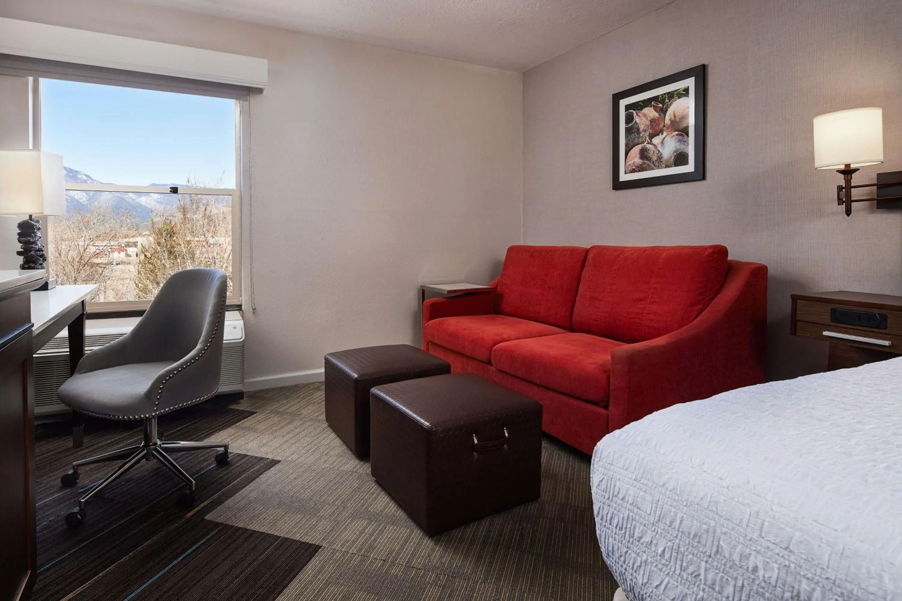 Living room in Hampton Inn Taos