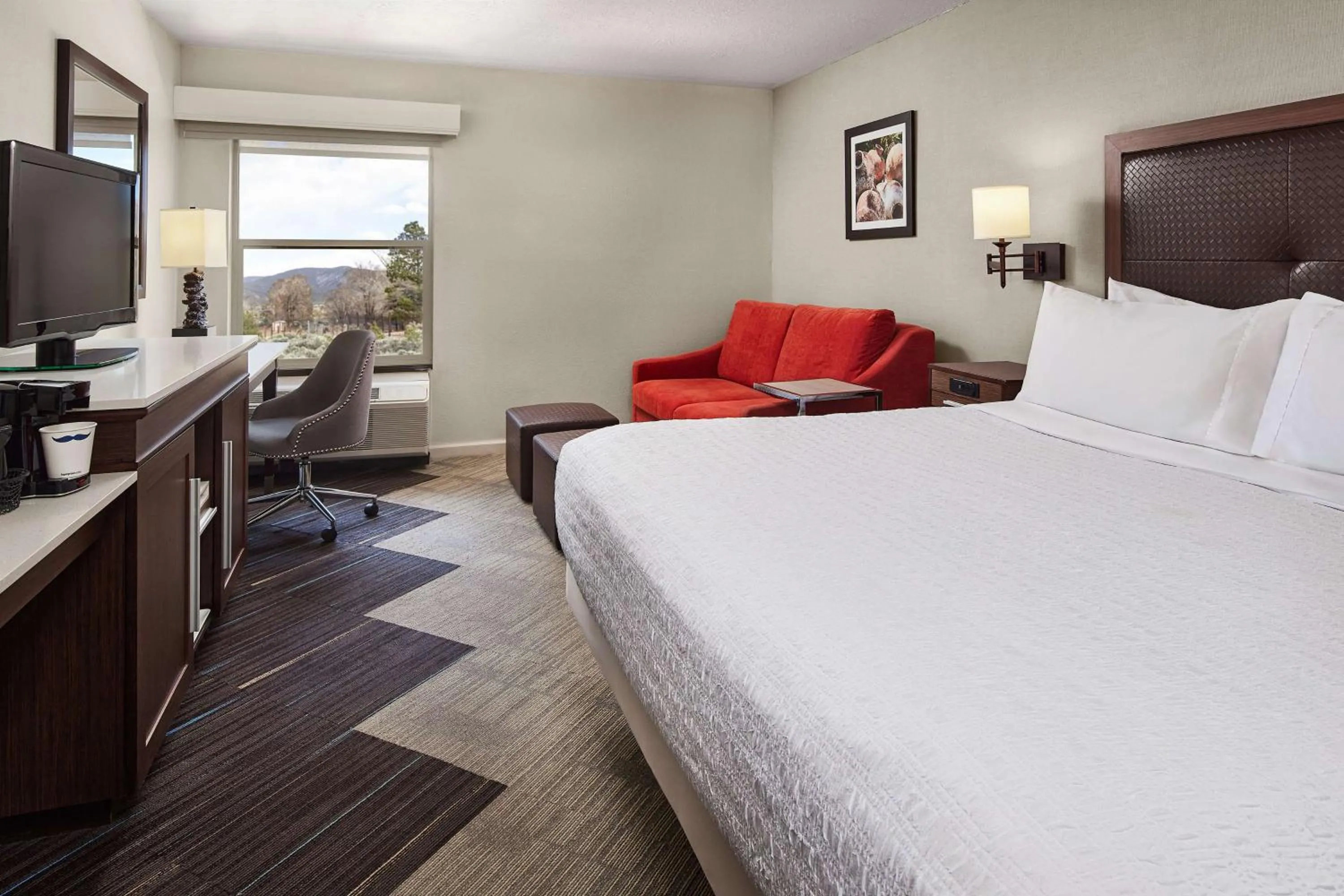Living room, Bed in Hampton Inn Taos