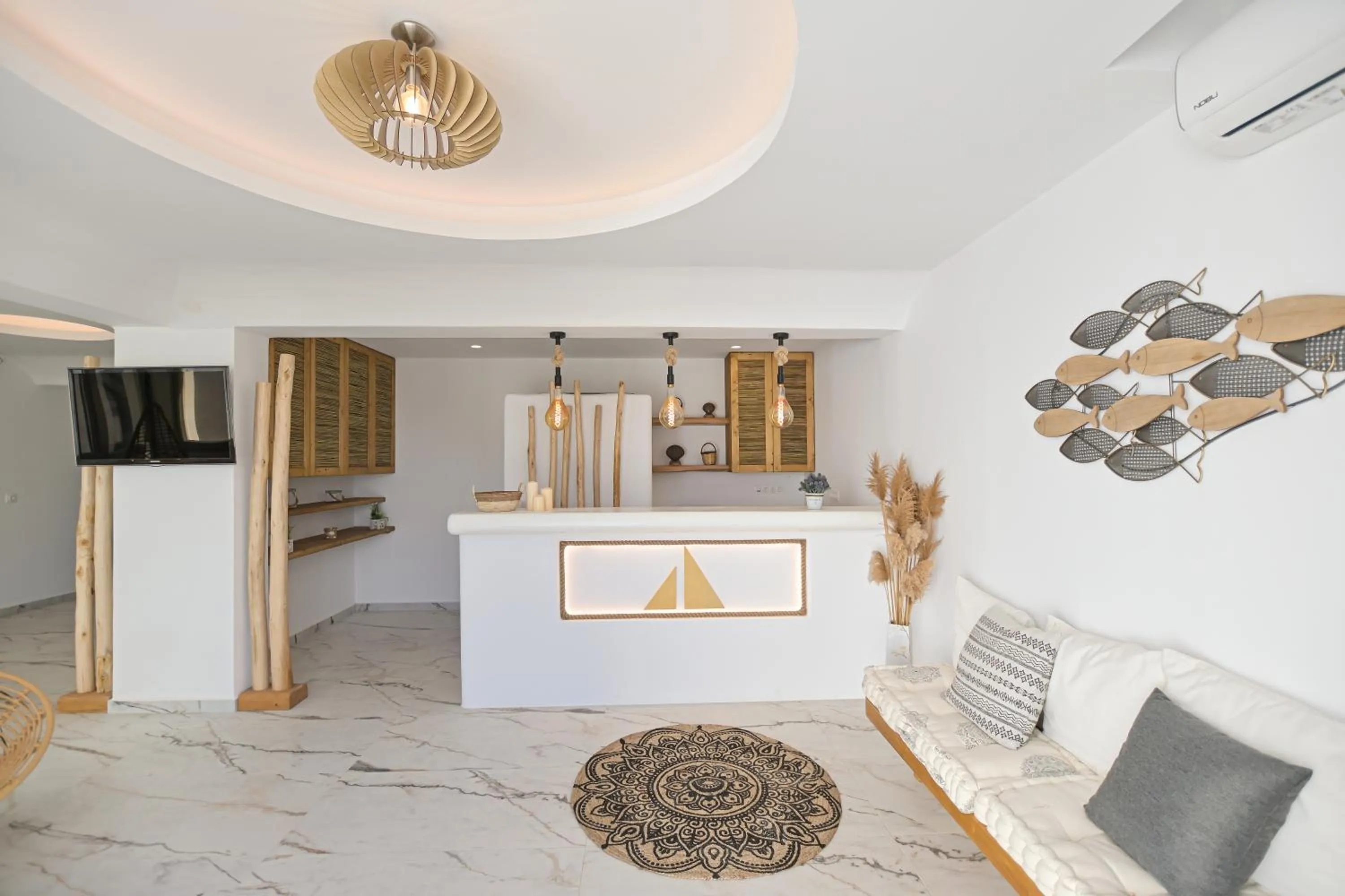 Communal lounge/ TV room, Bed in Marine Dream