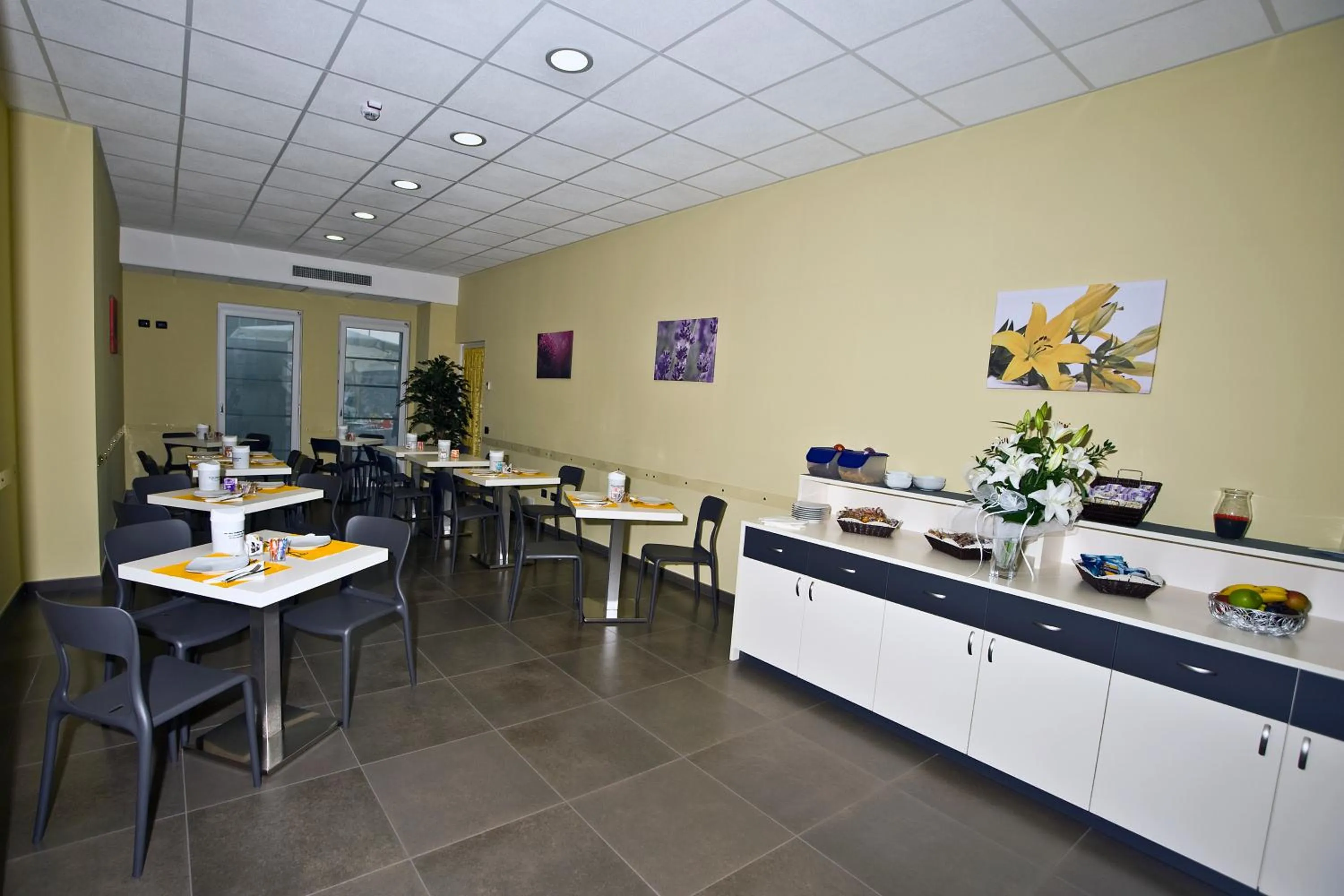 Communal lounge/ TV room in Confidence Hotel Viadana