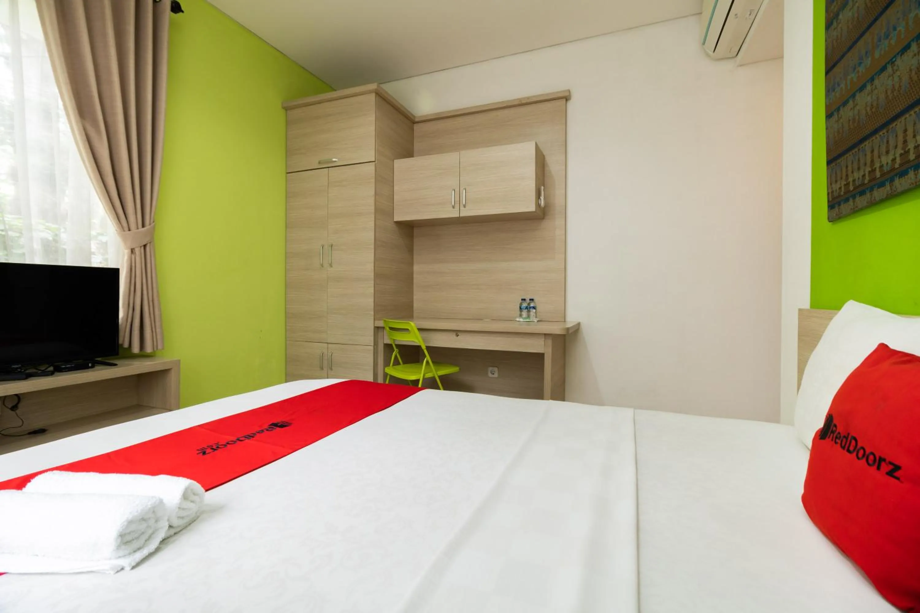 Bedroom, Bed in RedDoorz Syariah near Prasetya Mulya Cilandak campus