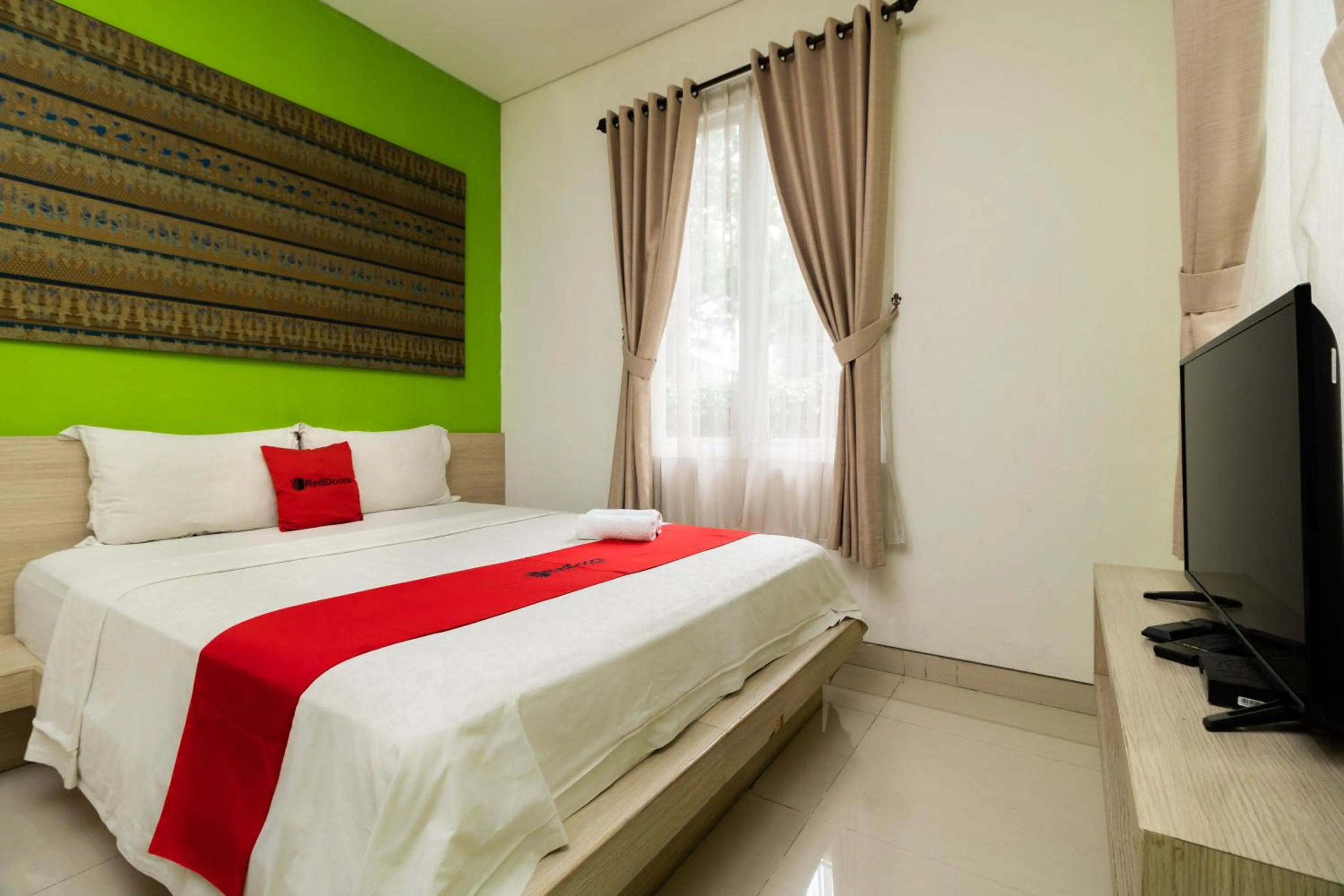 Bedroom, Bed in RedDoorz Syariah near Prasetya Mulya Cilandak campus