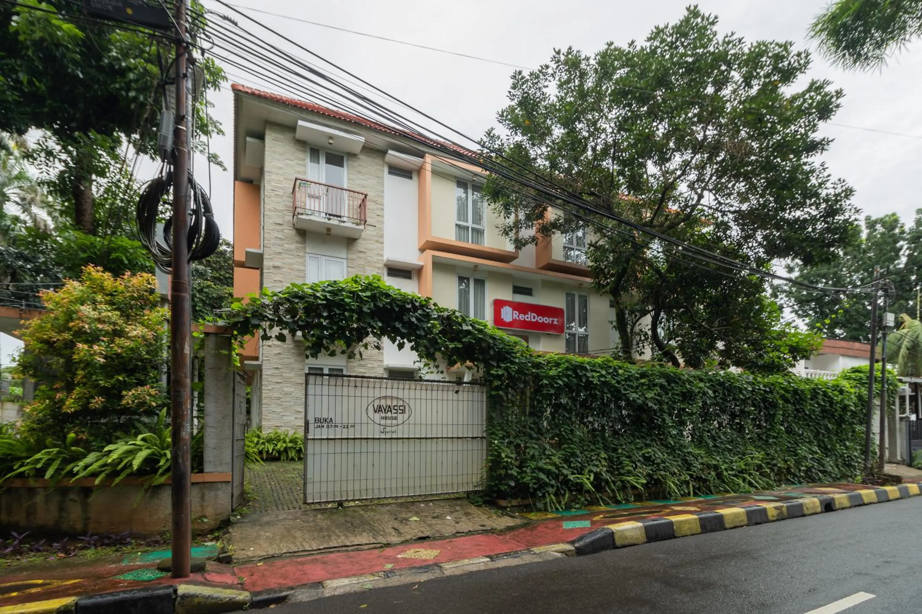 Facade/entrance in RedDoorz Syariah near Prasetya Mulya Cilandak campus