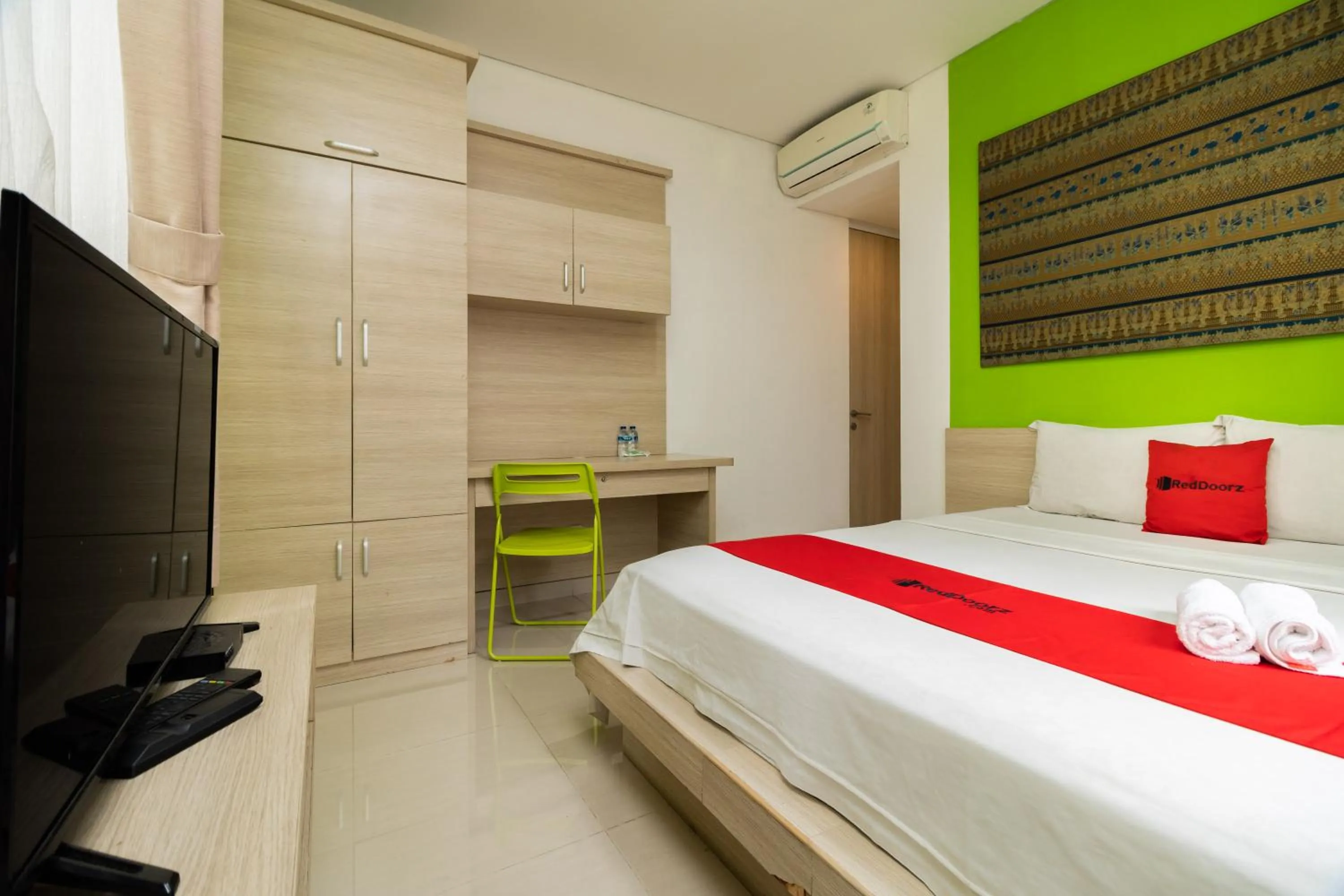 Bedroom, Bed in RedDoorz Syariah near Prasetya Mulya Cilandak campus