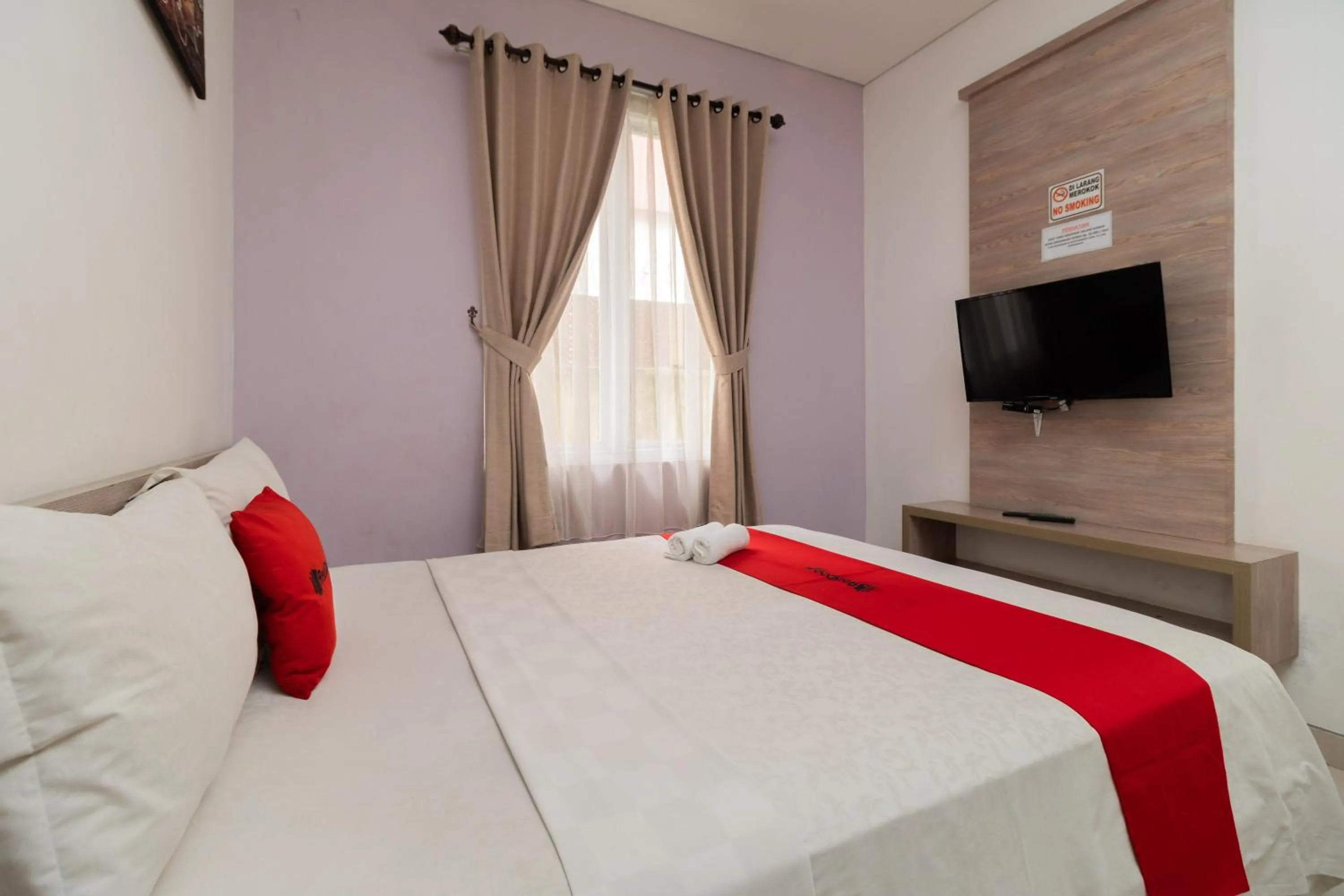 Bedroom, Bed in RedDoorz Syariah near Prasetya Mulya Cilandak campus