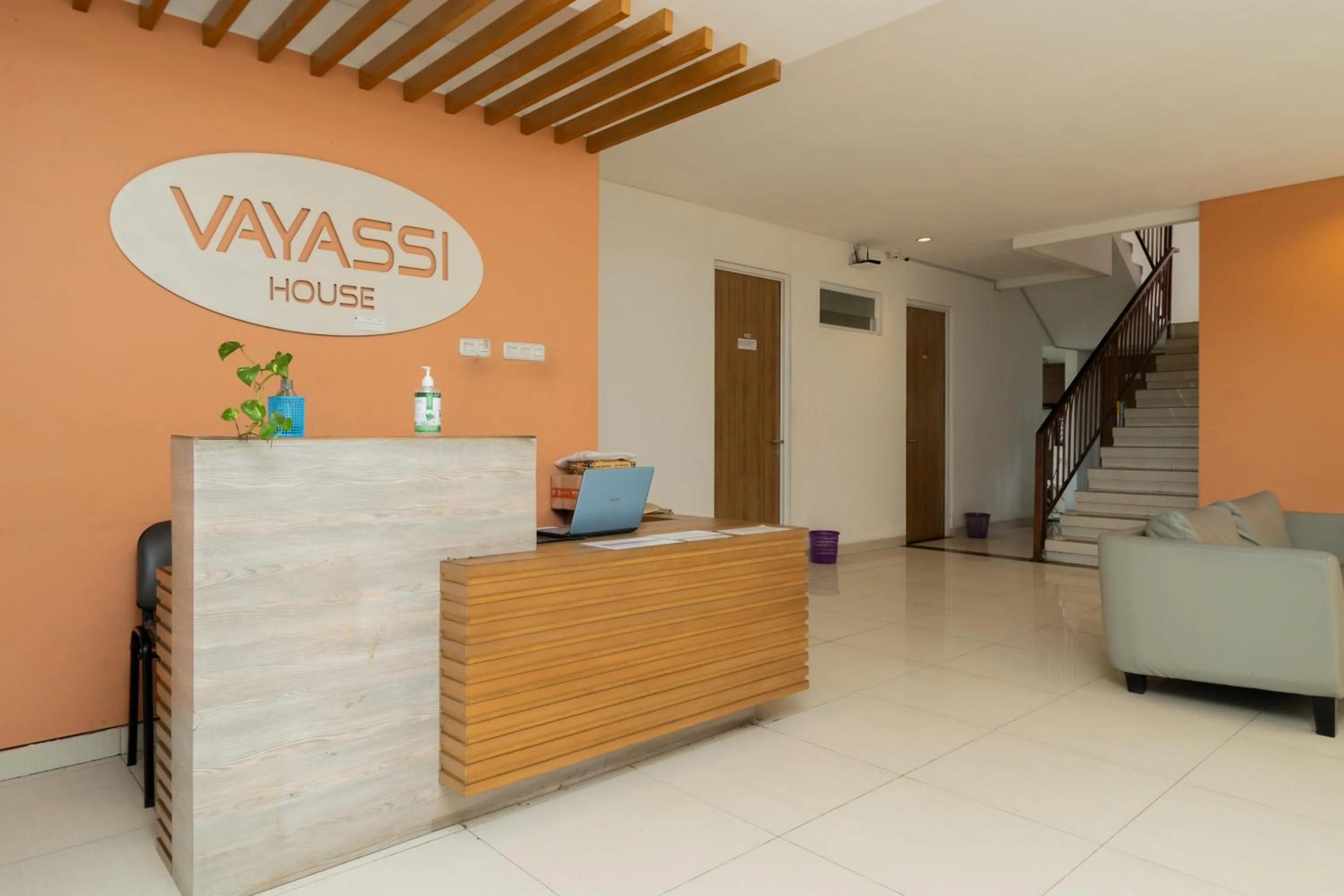 Lobby or reception in RedDoorz Syariah near Prasetya Mulya Cilandak campus