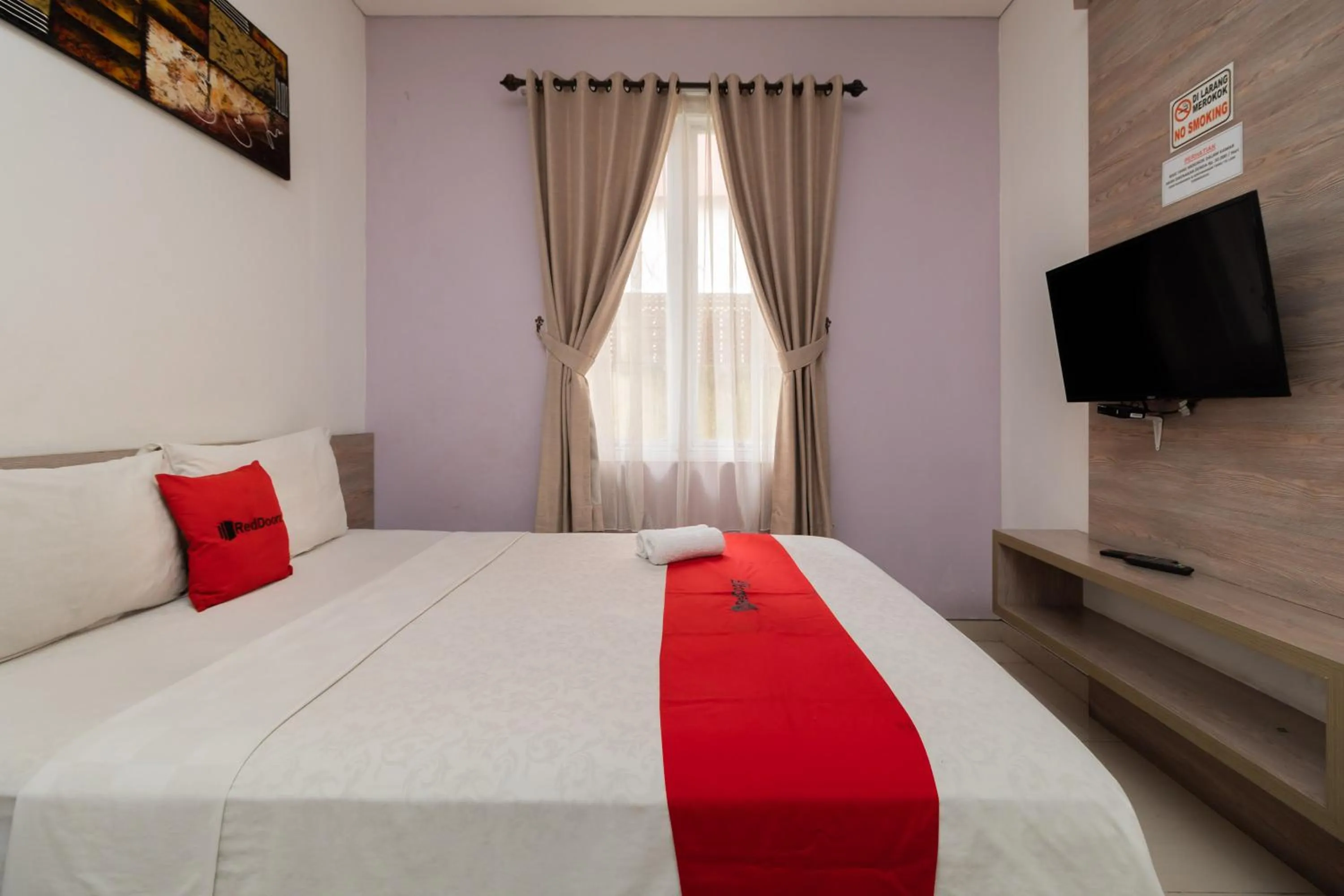 Bedroom, Bed in RedDoorz Syariah near Prasetya Mulya Cilandak campus