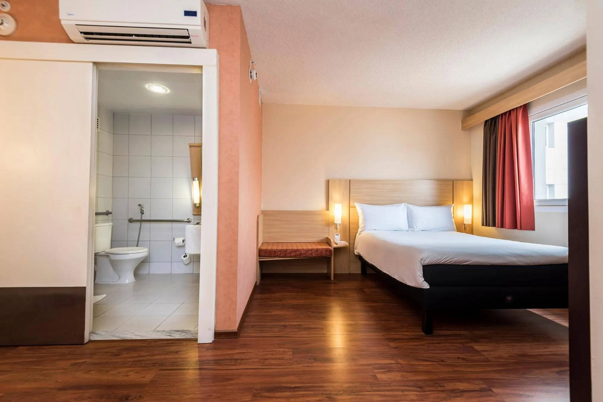 Photo of the whole room, Bed in ibis Lima Larco Miraflores