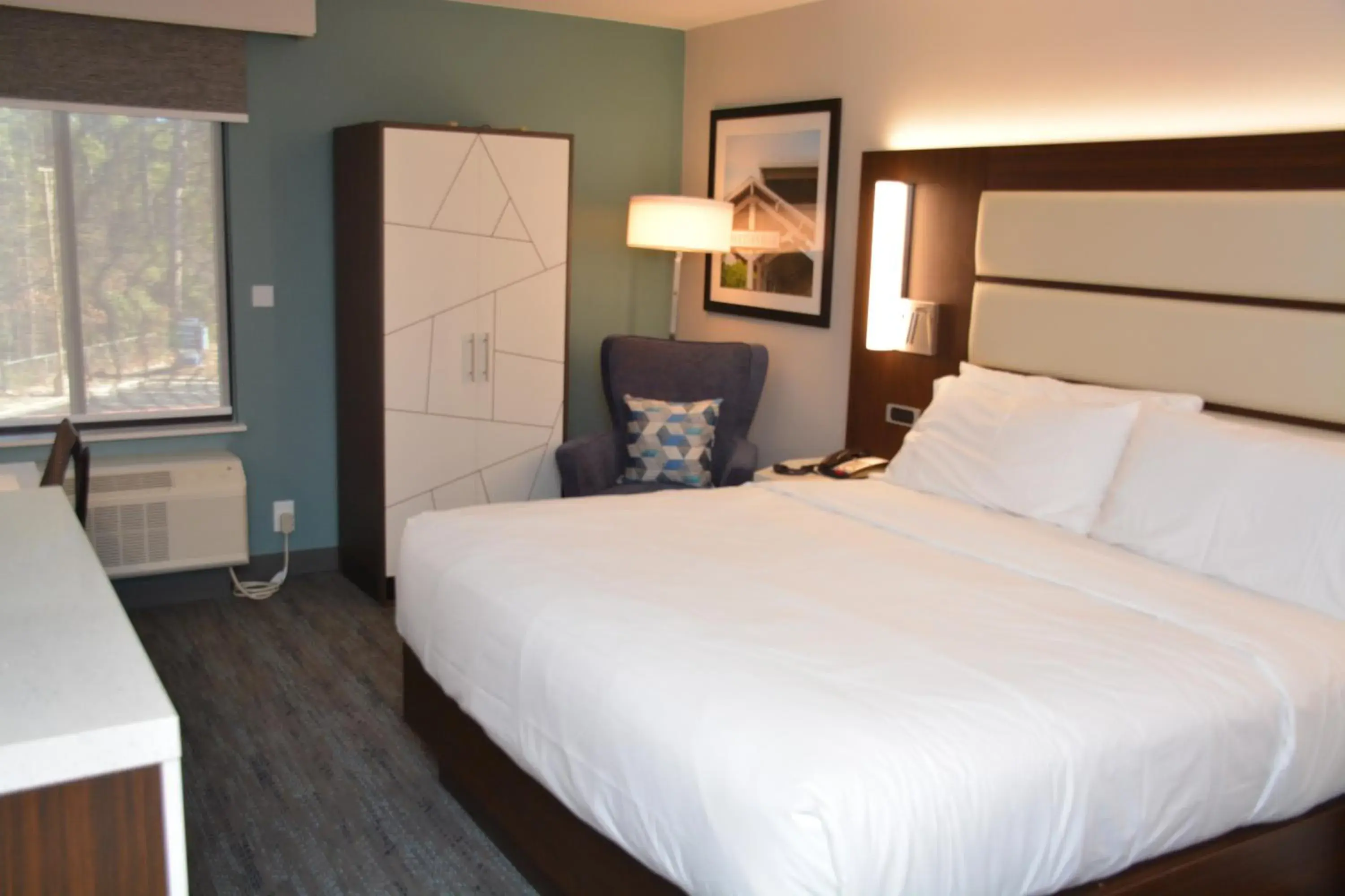 King Room with Adapted Tub - Mobility and Hearing Accessible in Four Points by Sheraton Fayetteville Fort Bragg King Room with Adapted Tub - Mobility and Hearing Accessible in Four Points by Sheraton Fayetteville Fort Bragg