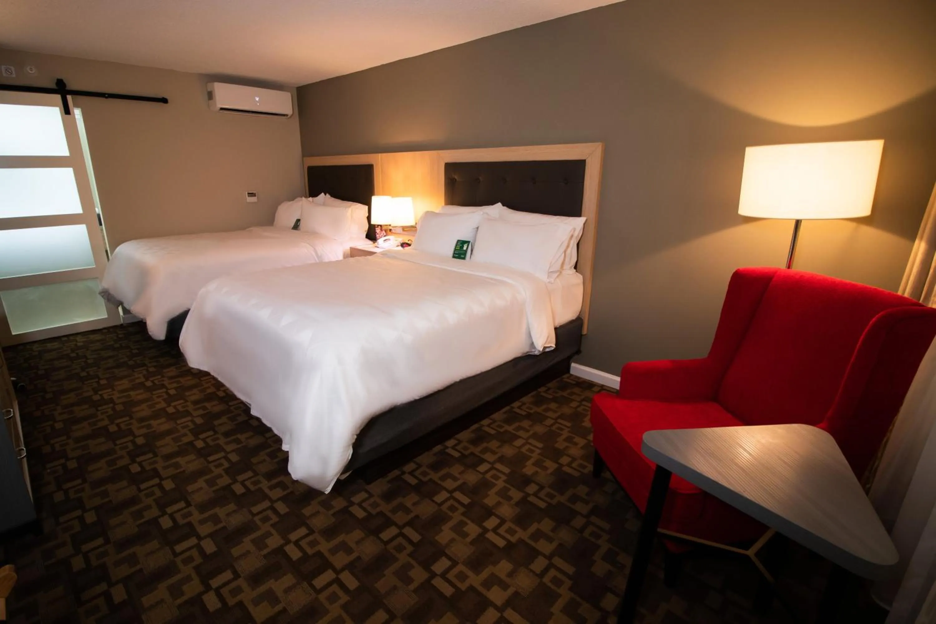 Photo of the whole room, Bed in Holiday Inn Scranton East - Dunmore by IHG