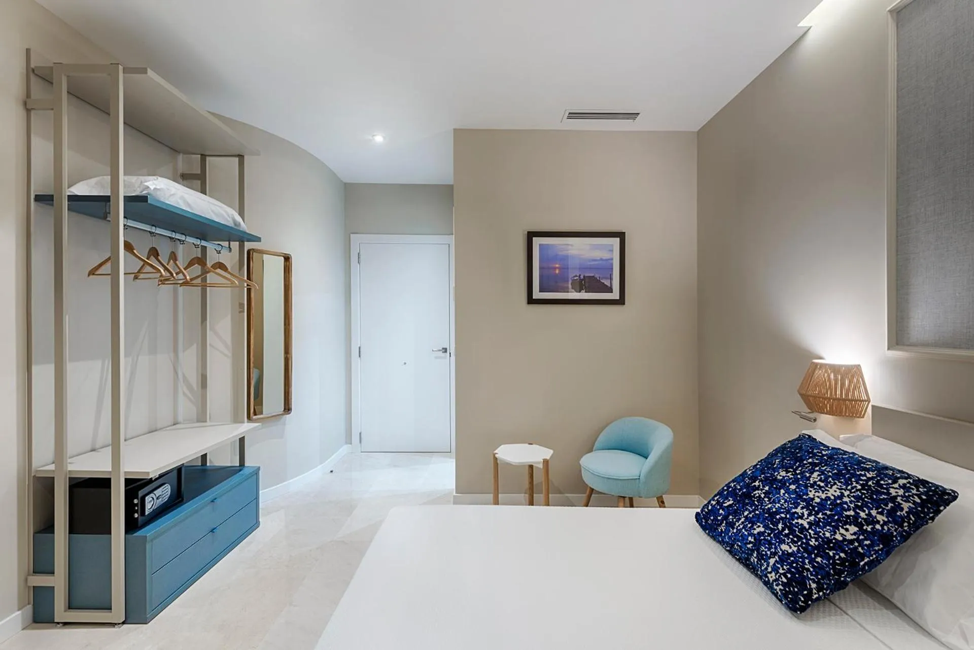 Photo of the whole room, Bed in Opera House Valencia B&B