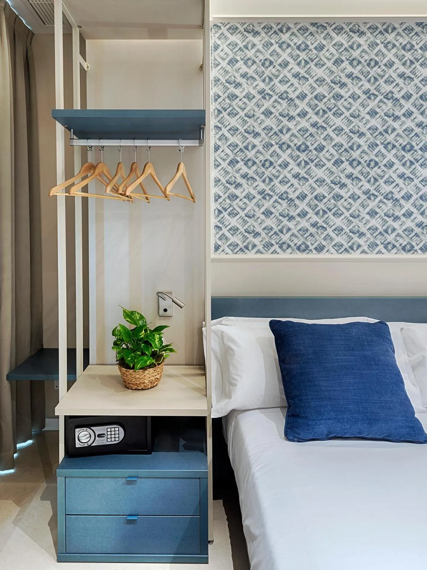 Bedroom, Bed in Opera House Valencia B&B