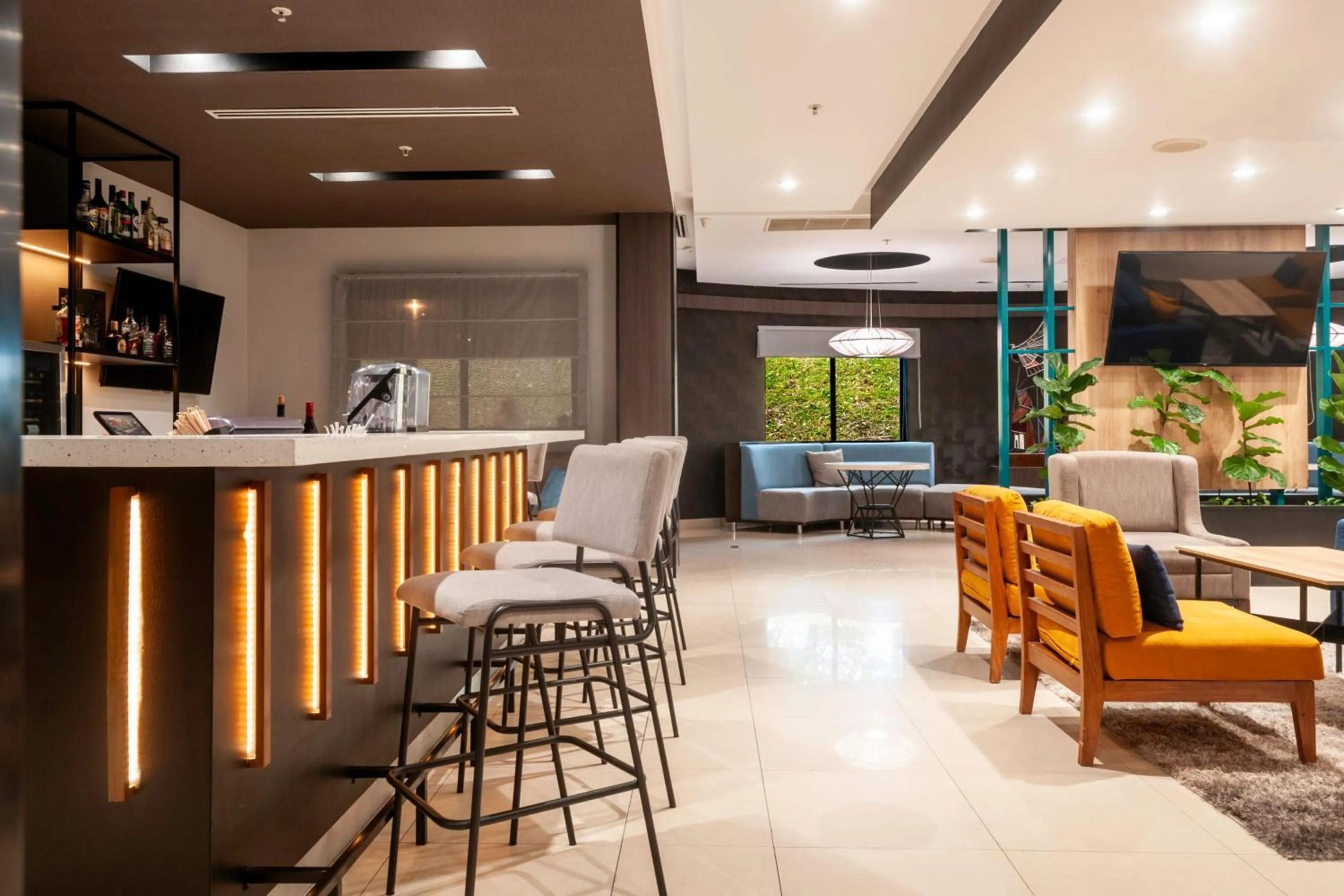 Lounge or bar in Courtyard by Marriott San Salvador