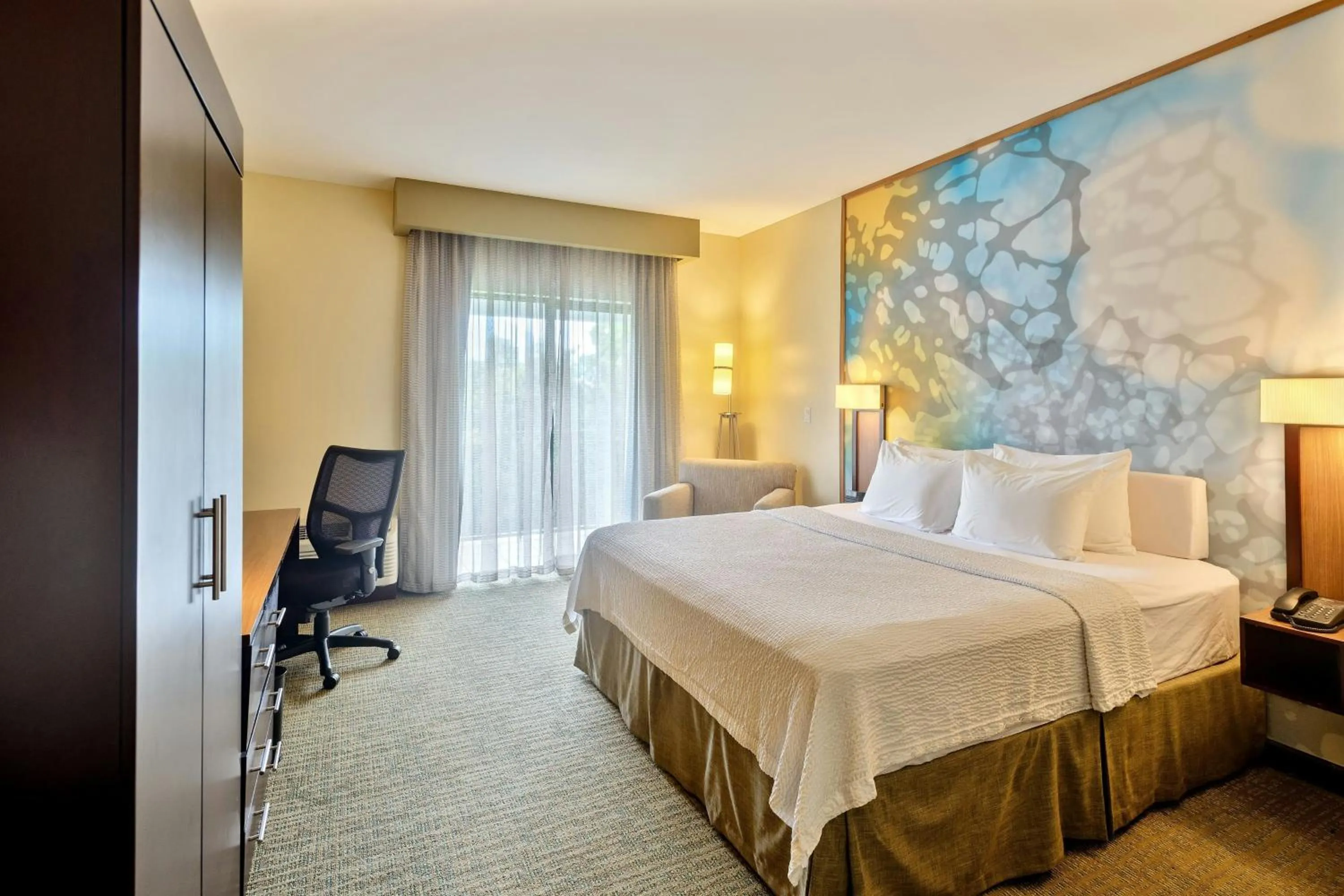 Photo of the whole room, Bed in Courtyard by Marriott San Salvador