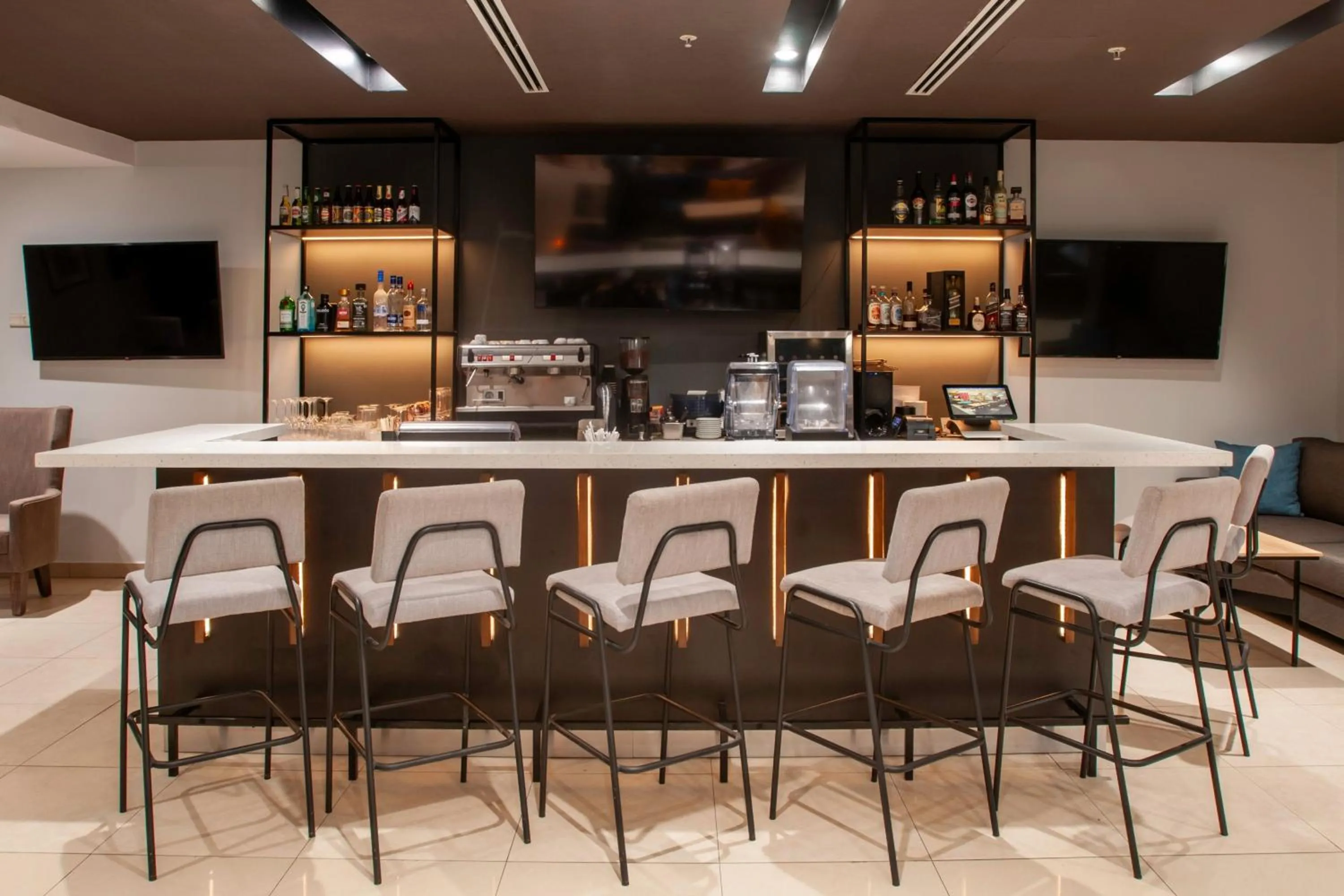 Lounge or bar in Courtyard by Marriott San Salvador