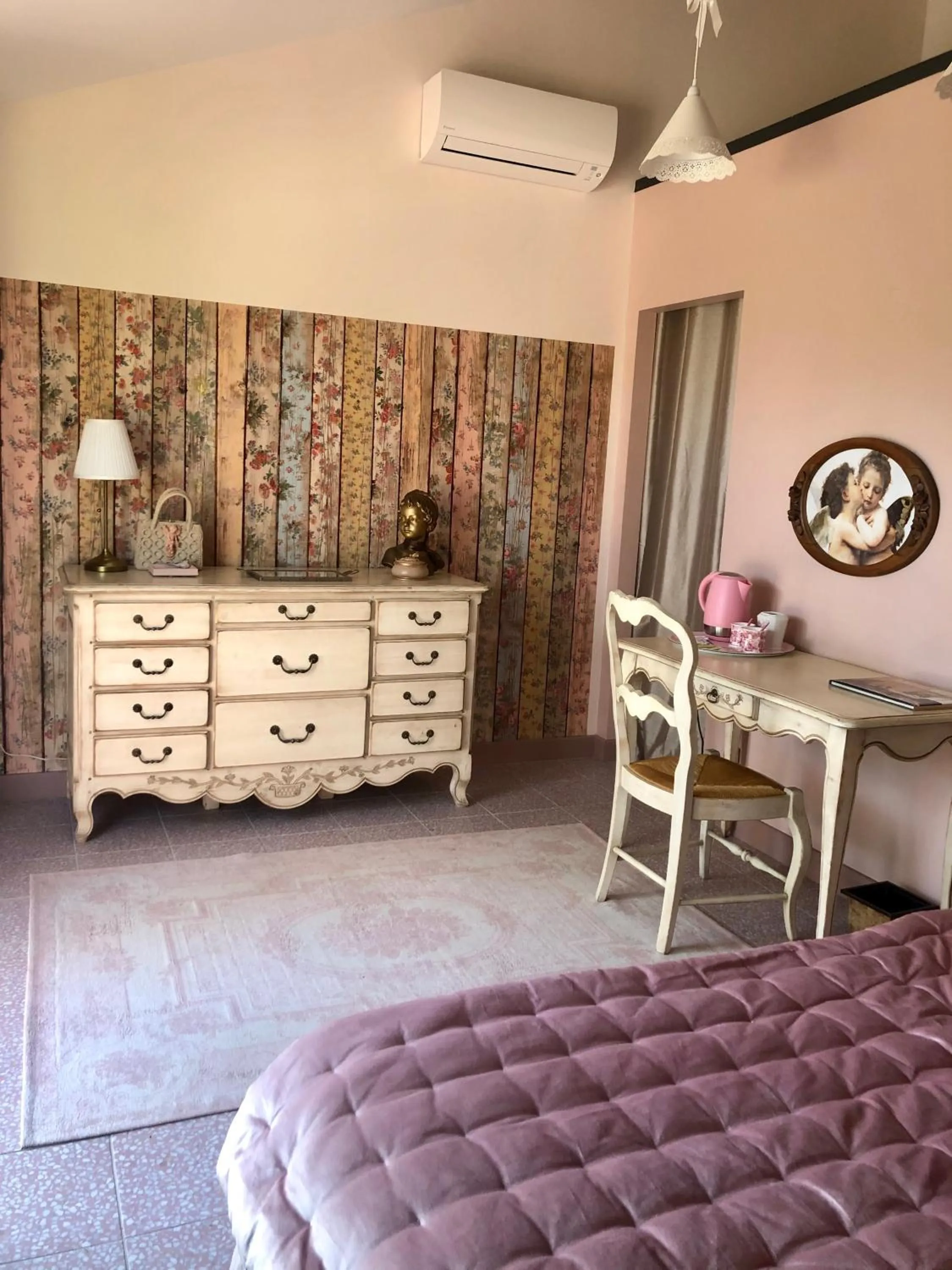 Photo of the whole room, Bed in Les intérieurs d'Angèle