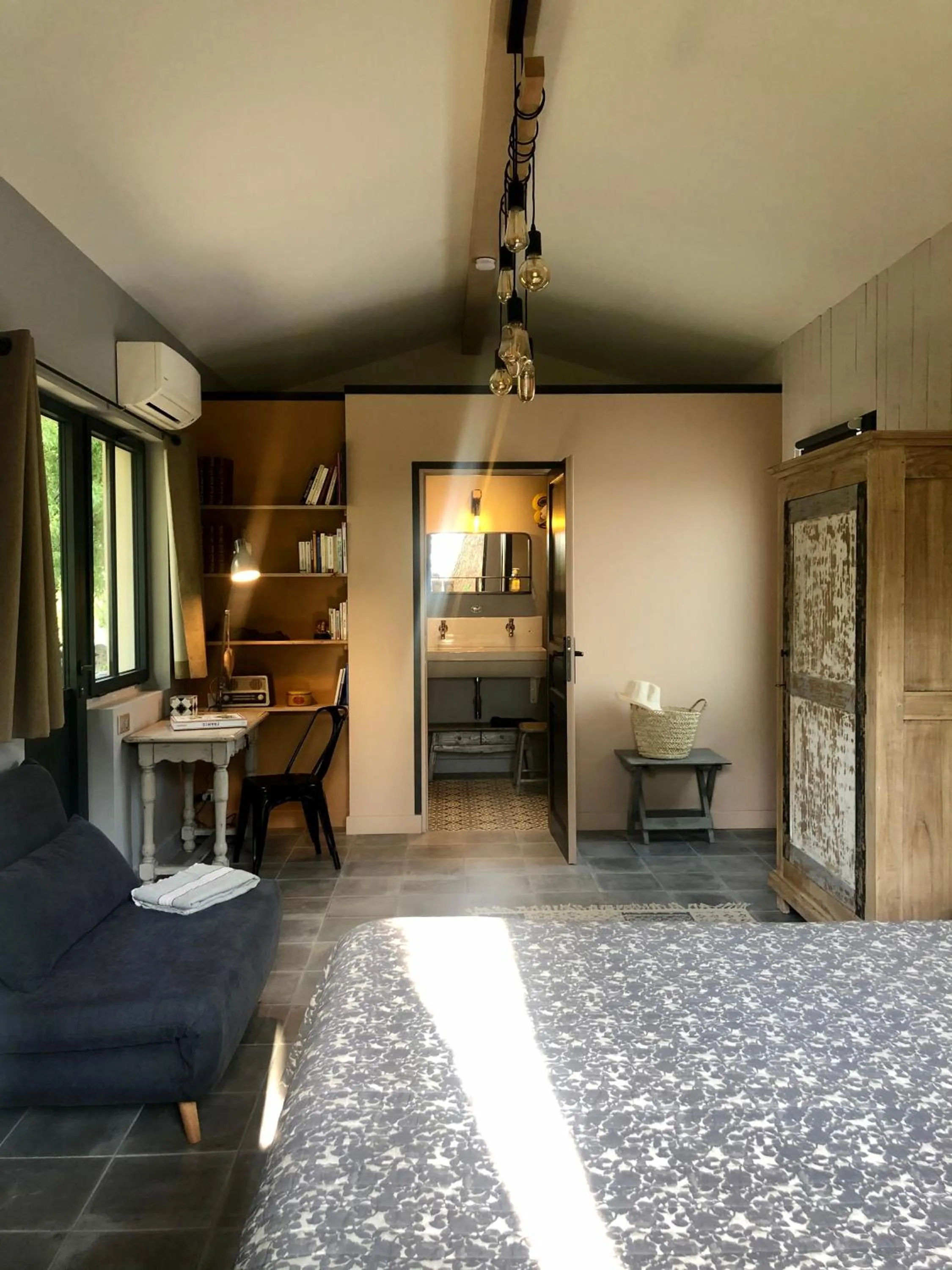 Photo of the whole room in Les intérieurs d'Angèle