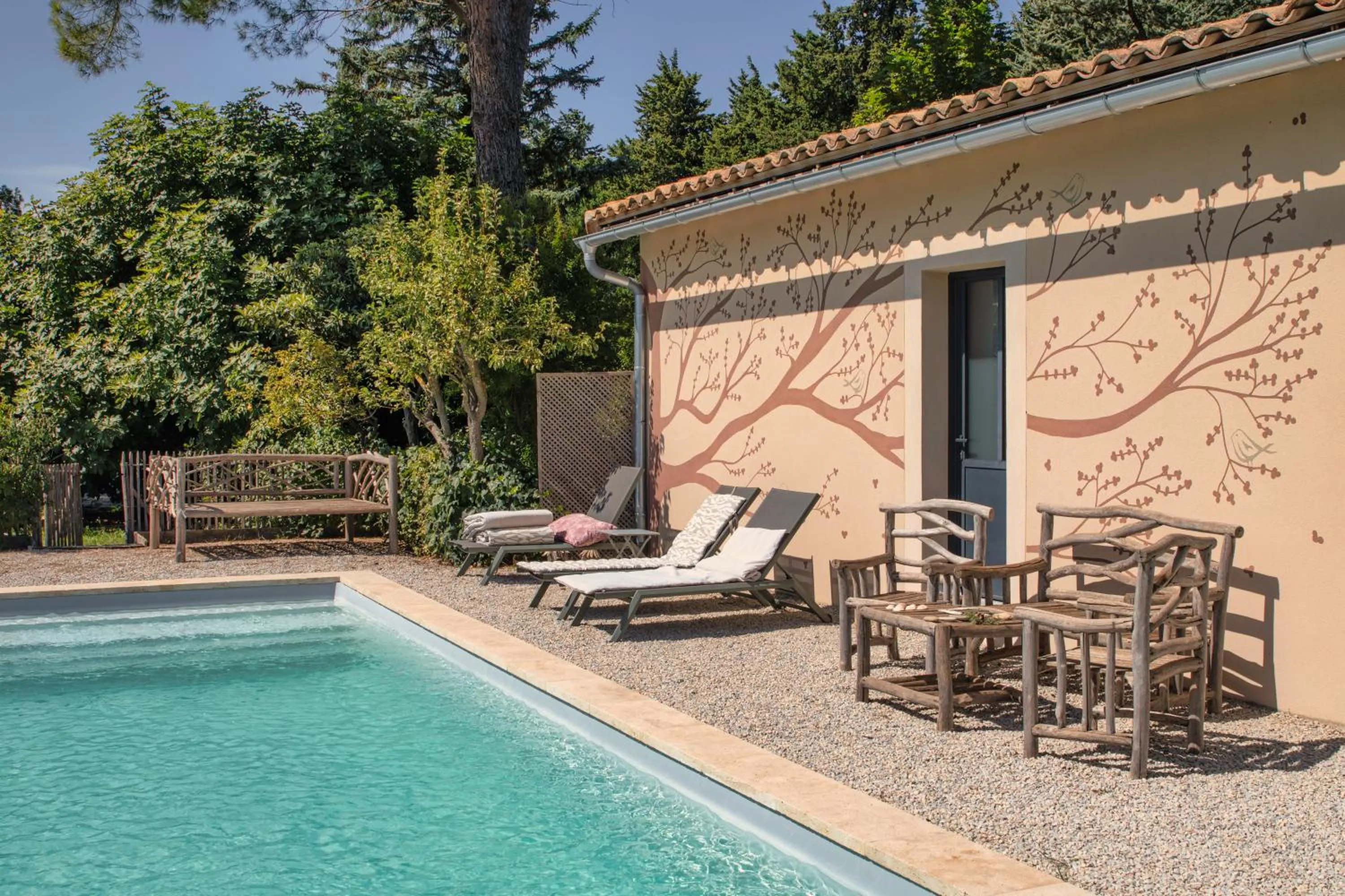 Pool view in Les intérieurs d'Angèle