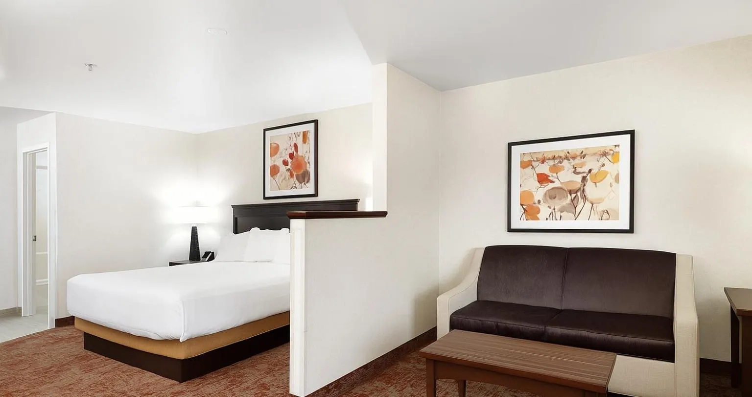 Bedroom, Bed in Crystal Inn Hotel & Suites - Salt Lake City