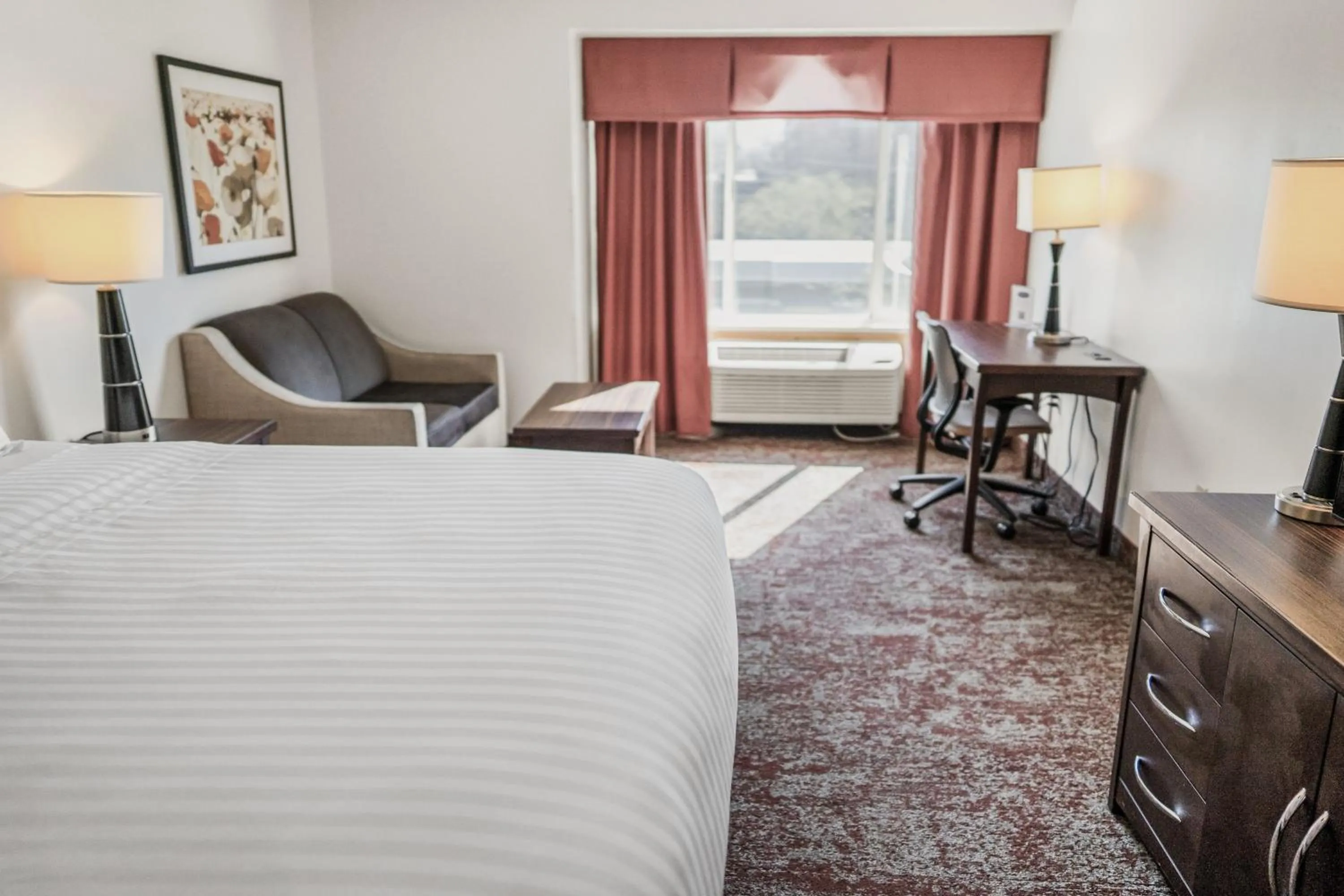 Bedroom, Bed in Crystal Inn Hotel & Suites - Salt Lake City