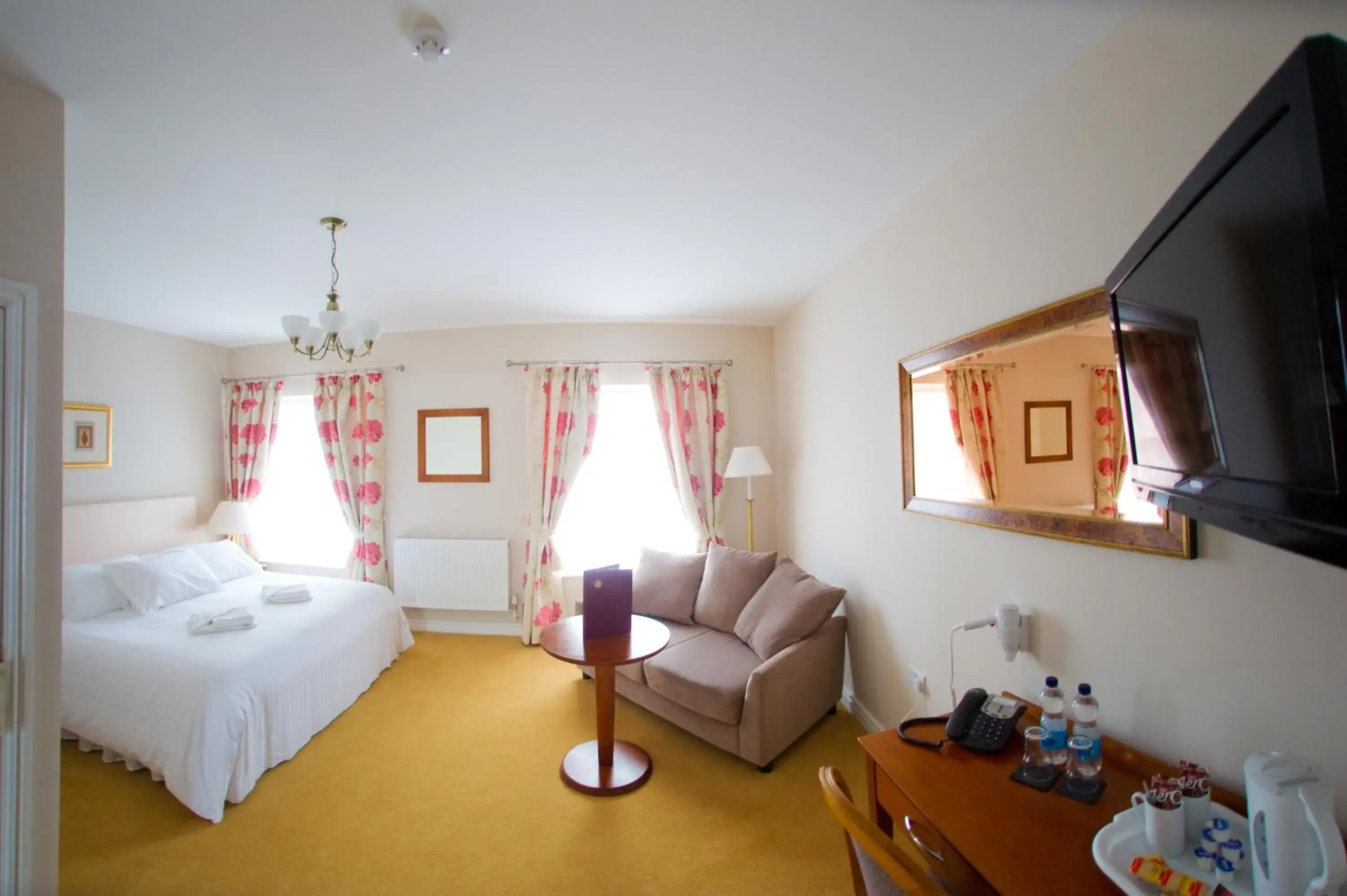 Deluxe Double Room in Four Seasons Hotel Deluxe Double Room in Four Seasons Hotel