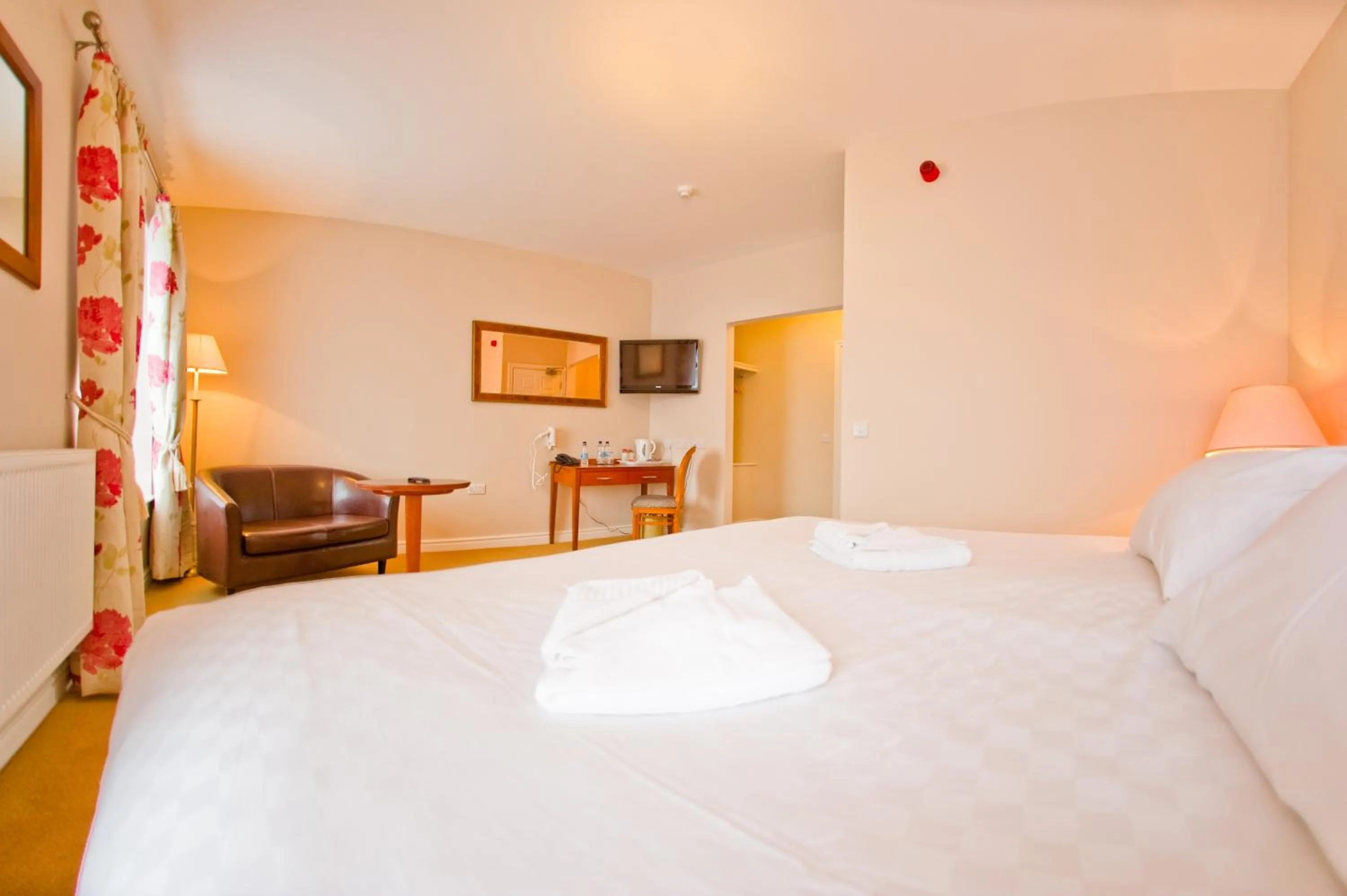 Photo of the whole room, Bed in Four Seasons Hotel