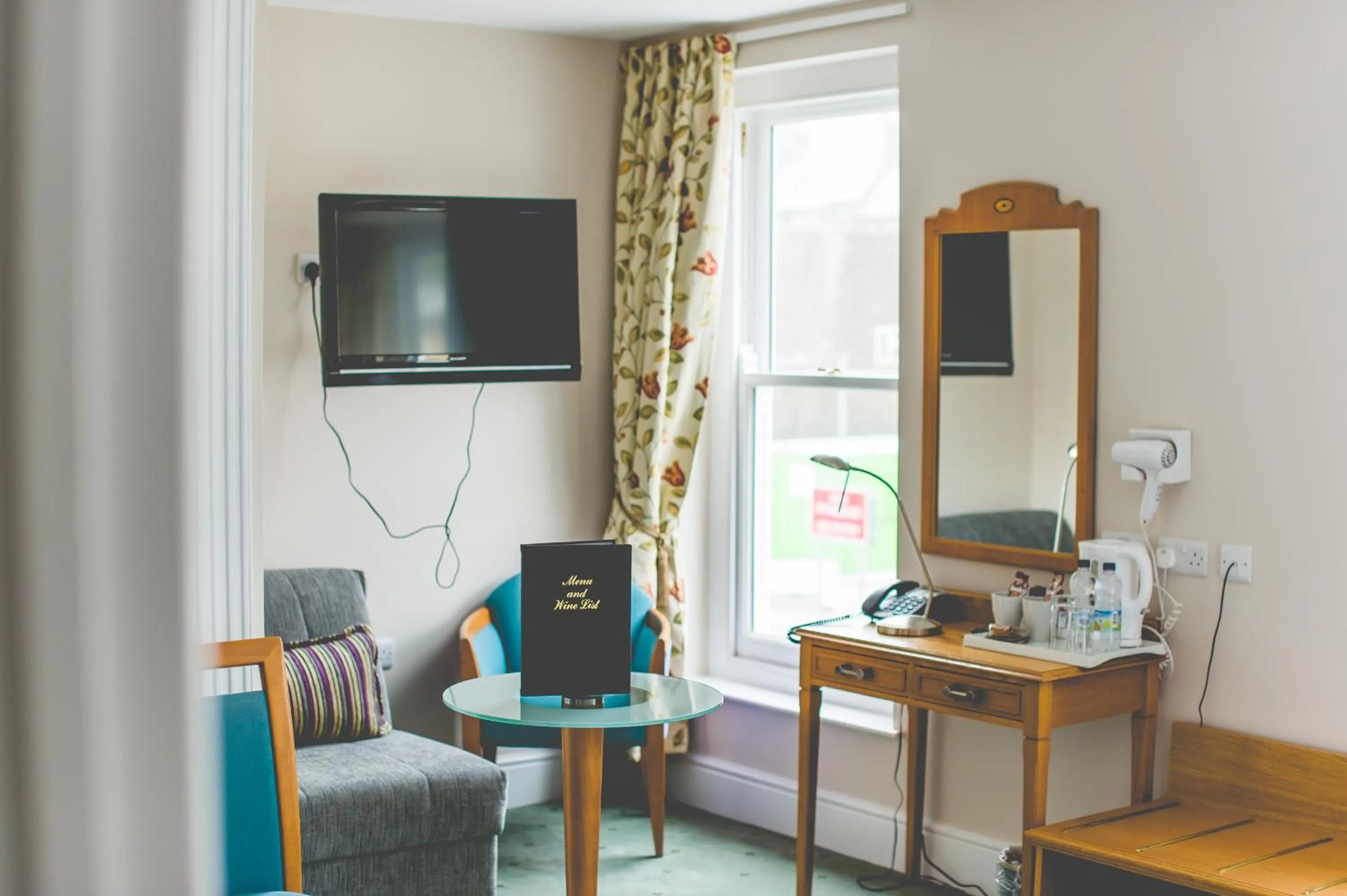Coffee/tea facilities in Four Seasons Hotel