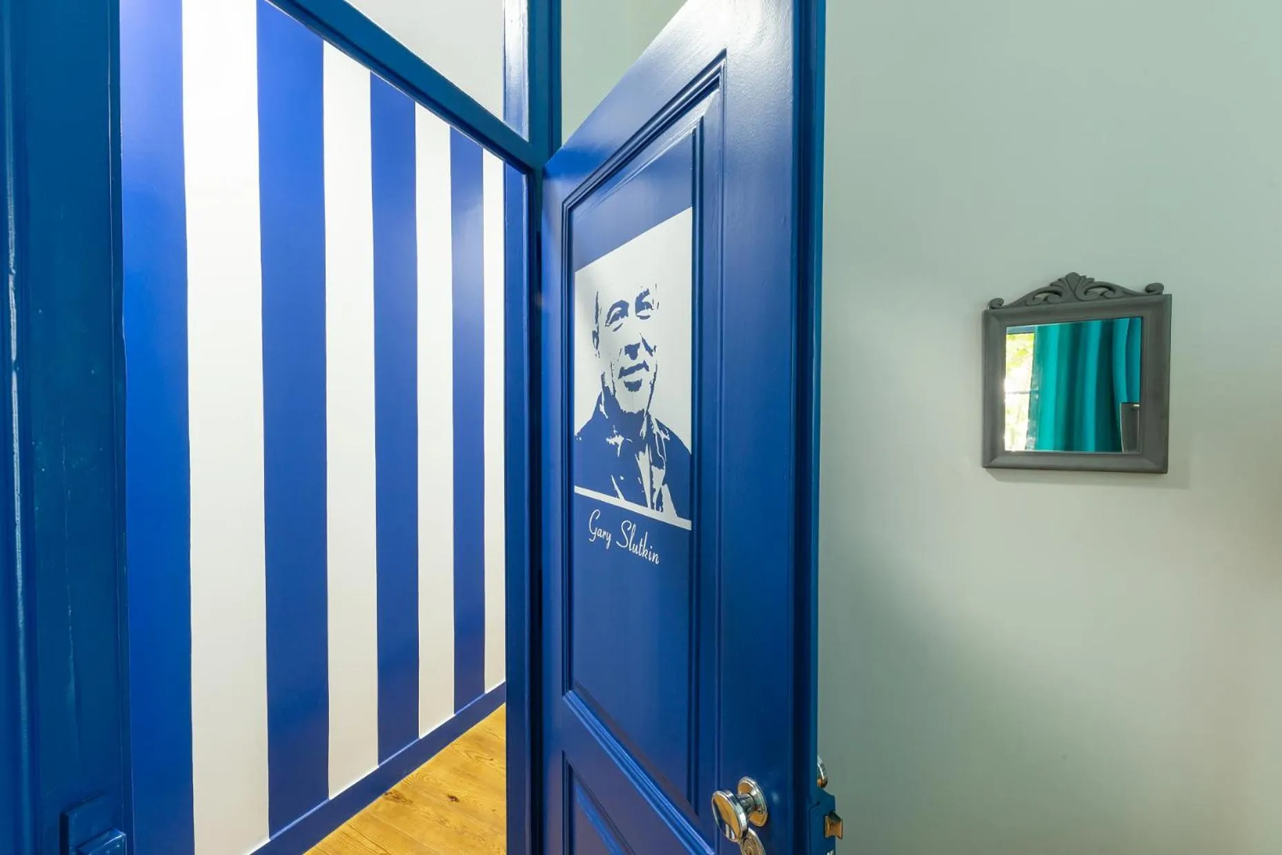 Property building in Help Yourself Hostels - Parede