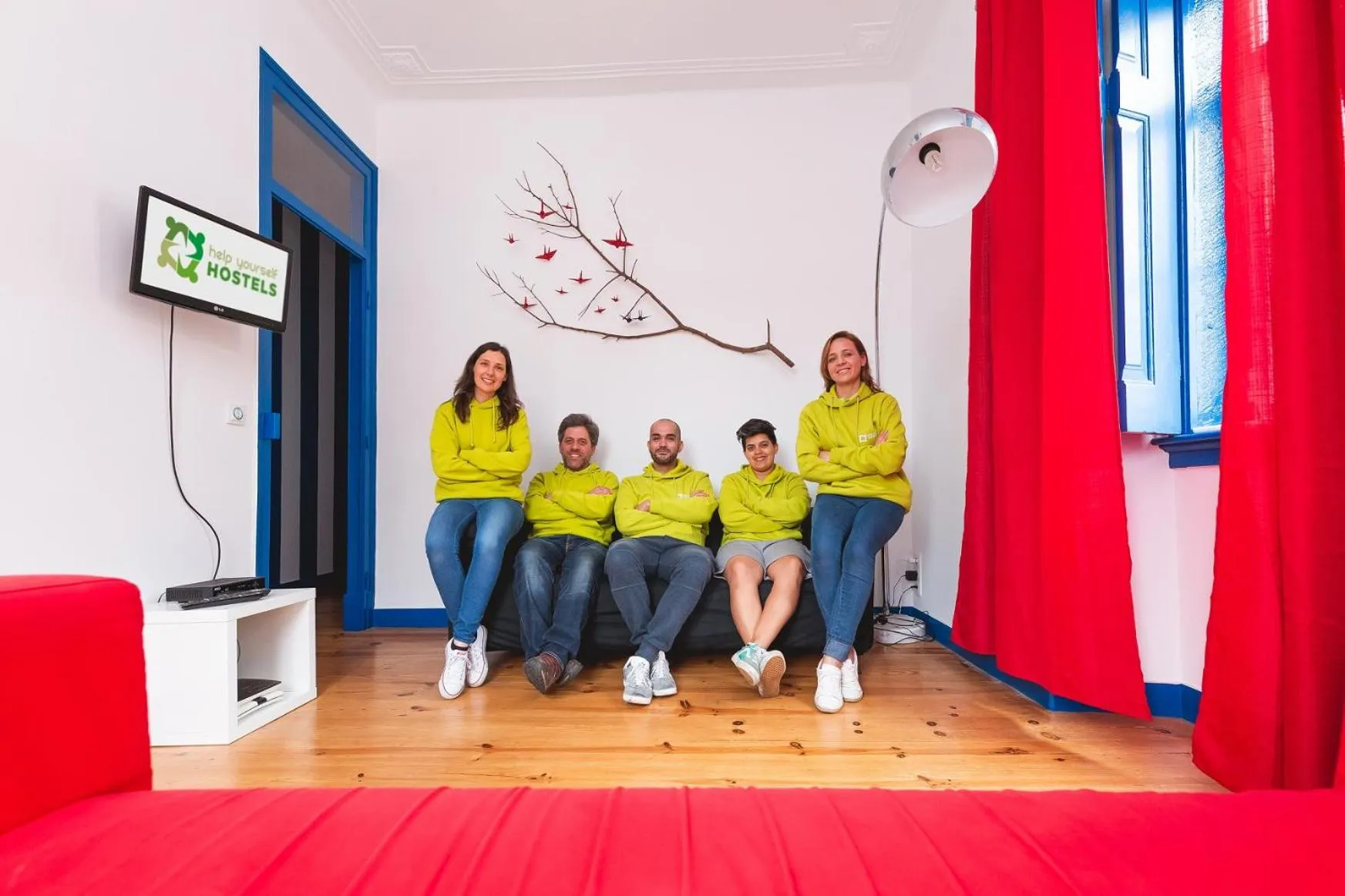 Property building in Help Yourself Hostels - Parede