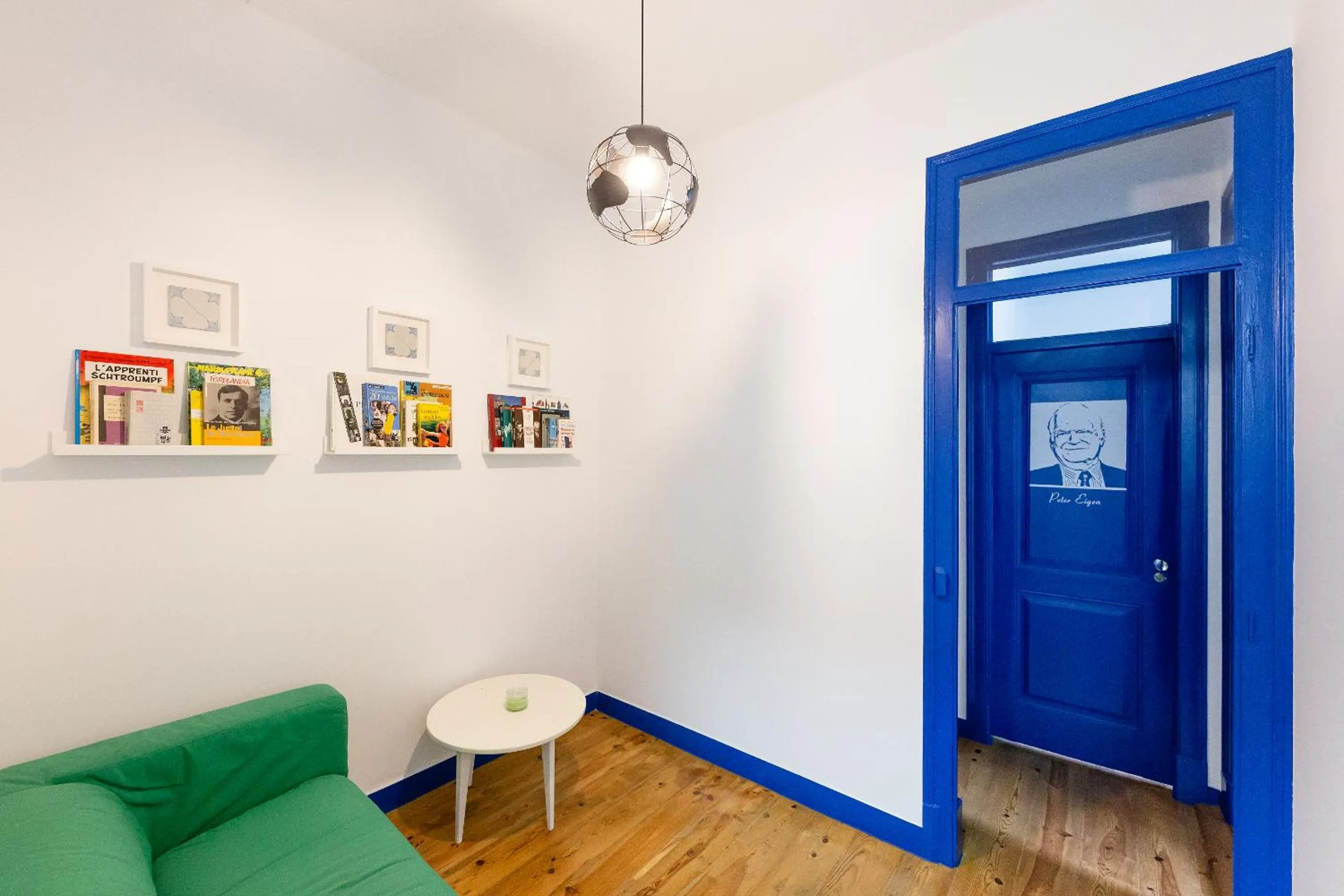 Communal lounge/ TV room in Help Yourself Hostels - Parede