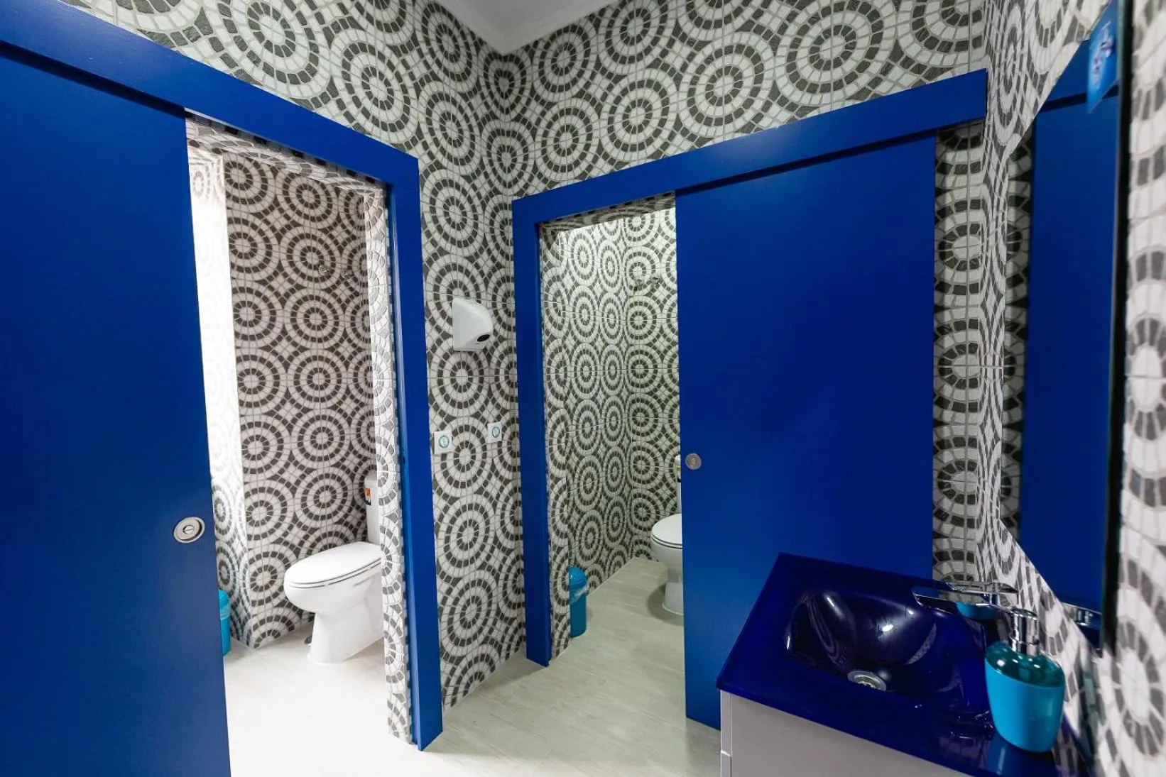 Toilet in Help Yourself Hostels - Parede