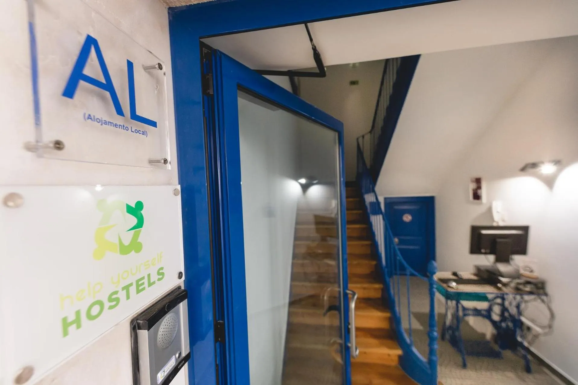 Property building in Help Yourself Hostels - Parede