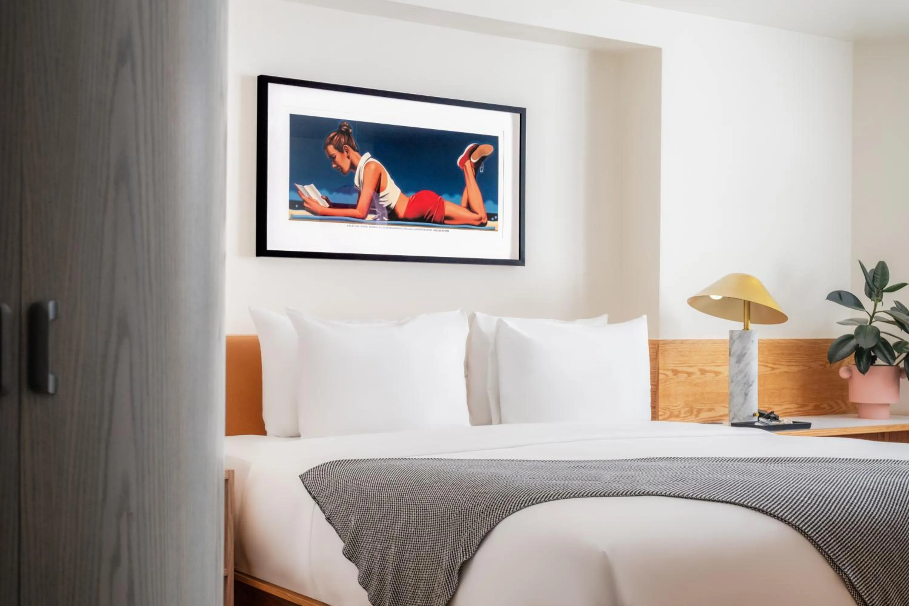 Bed in Short Stories Hotel Near The Grove