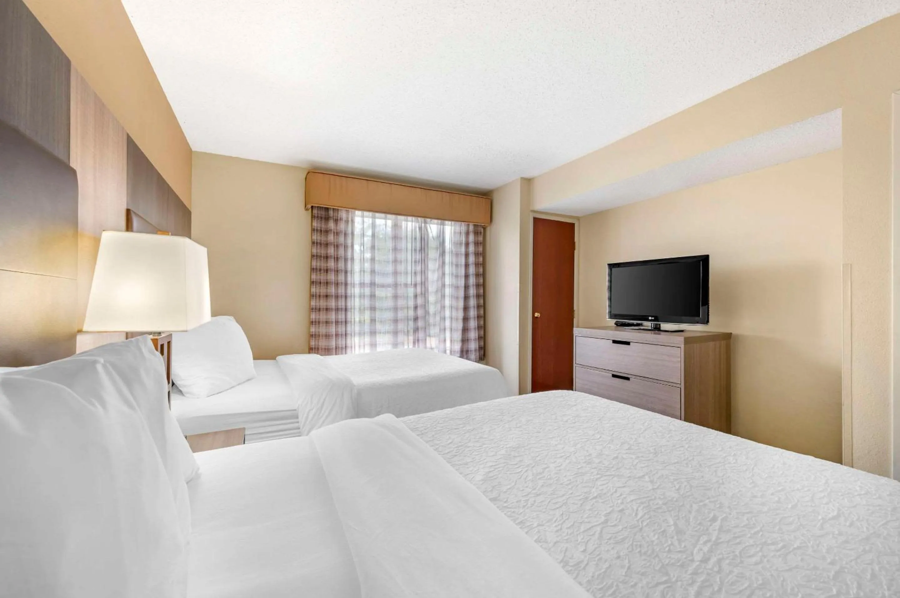 Bedroom, Bed in Quality Suites