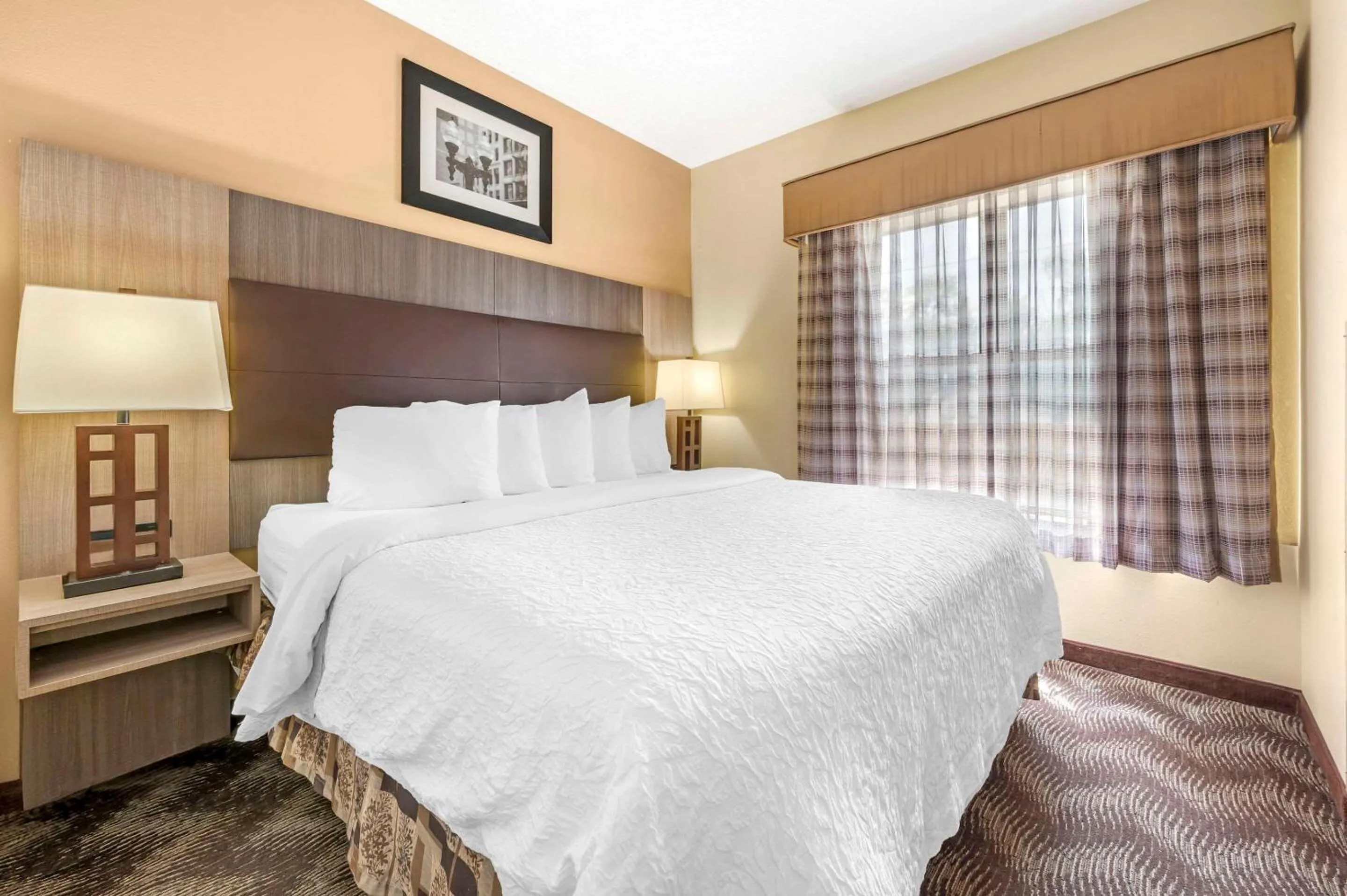 Bedroom, Bed in Quality Suites