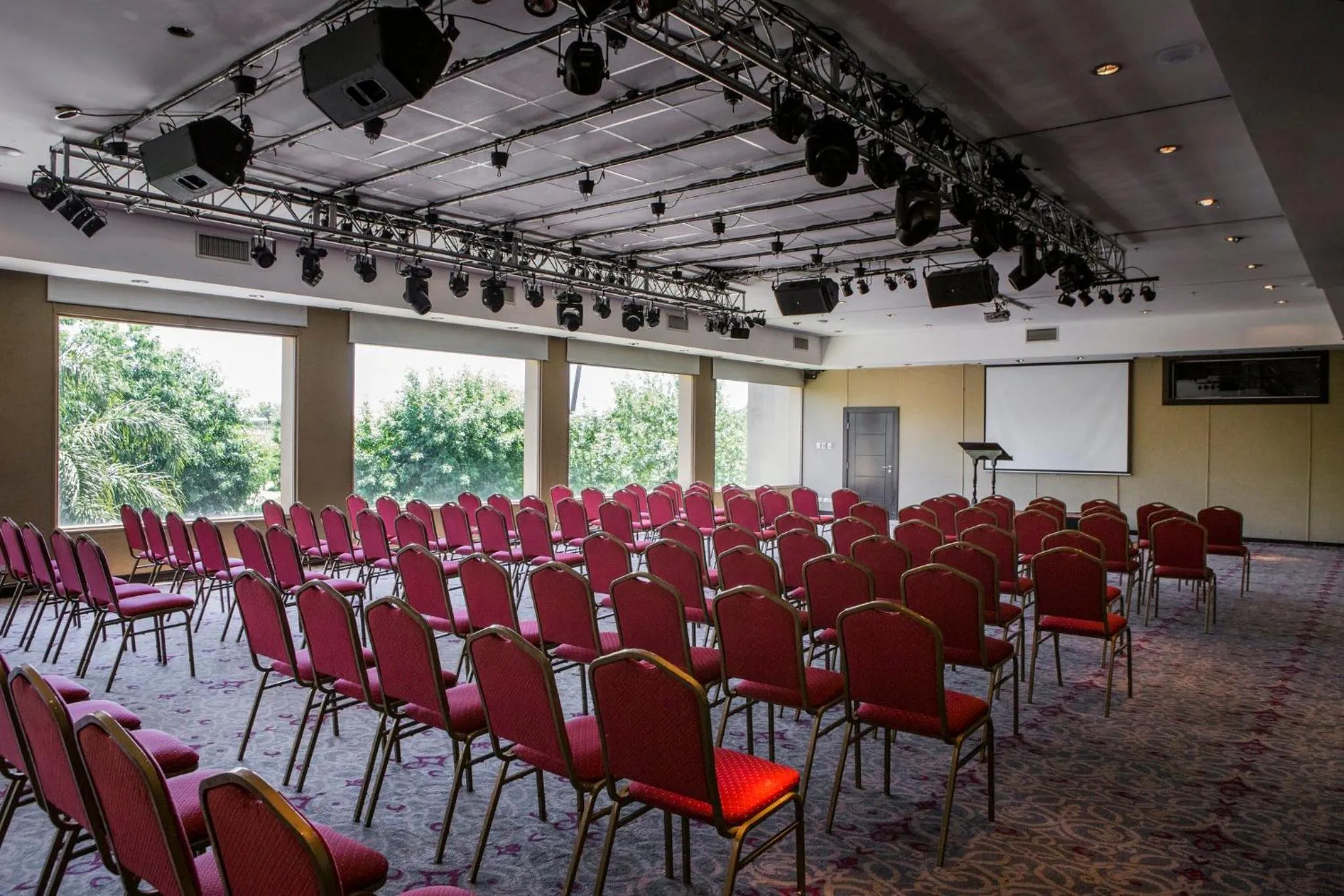 Meeting/conference room in Holiday Inn Ezeiza Airport, an IHG Hotel