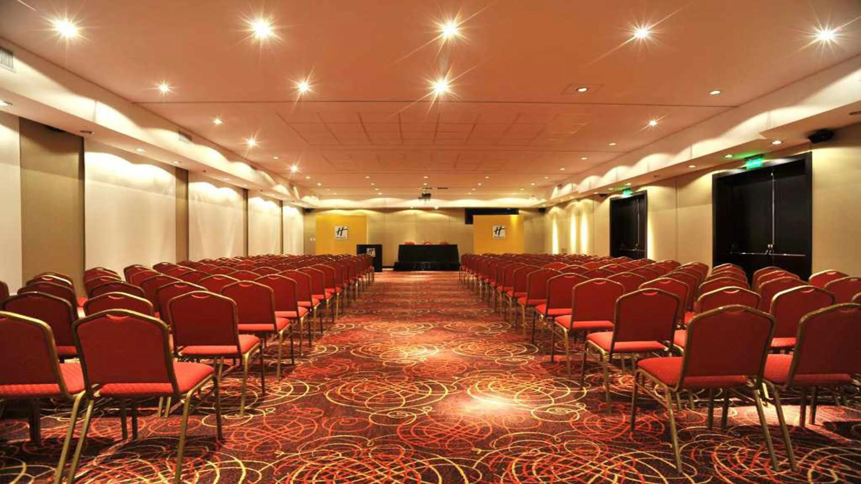 Meeting/conference room in Holiday Inn Ezeiza Airport, an IHG Hotel